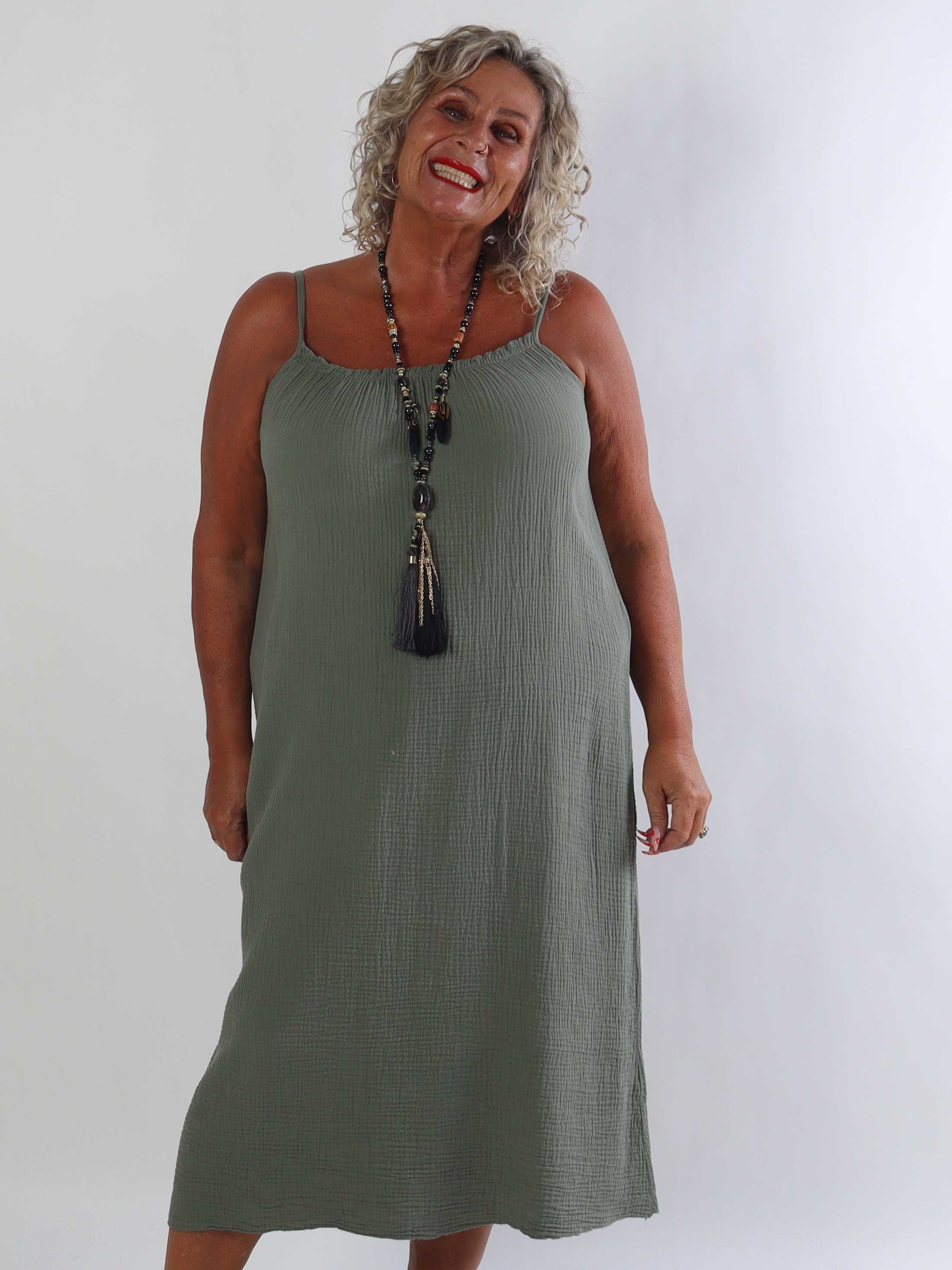 Kamma – Plus size klänning med axelband i mjuk bomullsmuslin