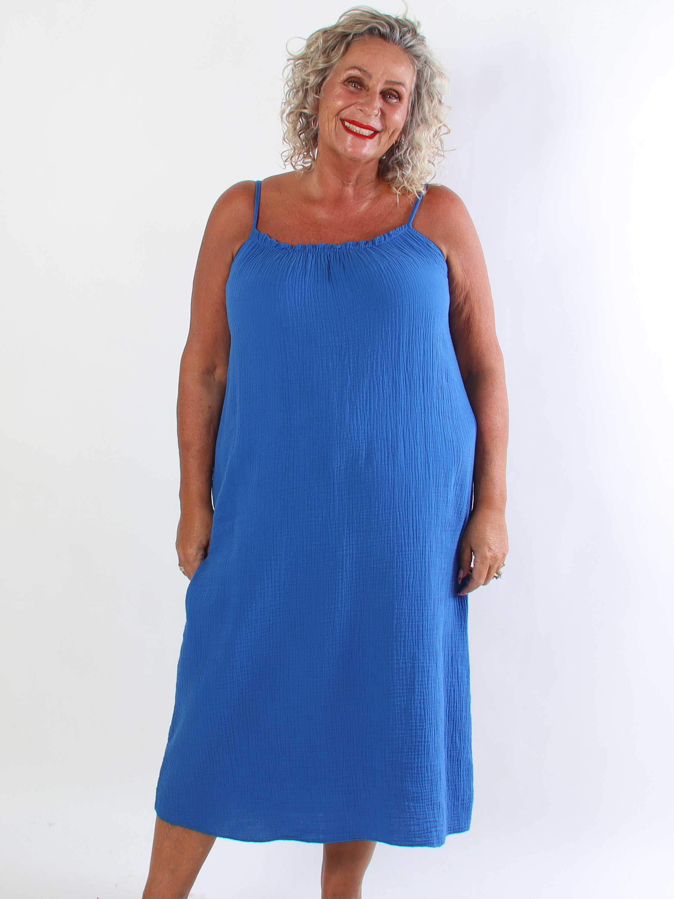 Kamma – Plus size klänning med axelband i mjuk bomullsmuslin