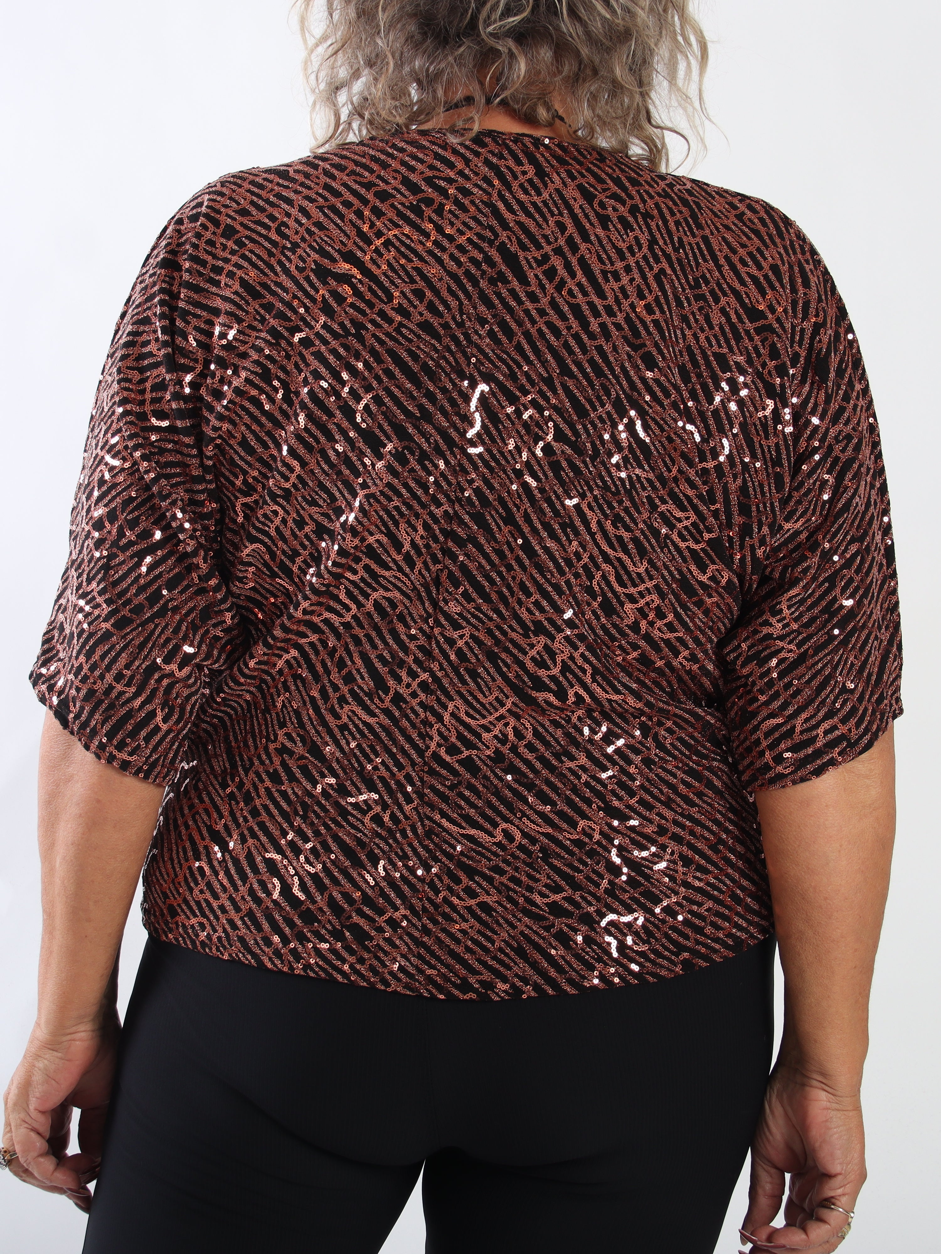 Kate - Tunika i plus size med glittrande trådar och fina paljetter som ger en glamorös look