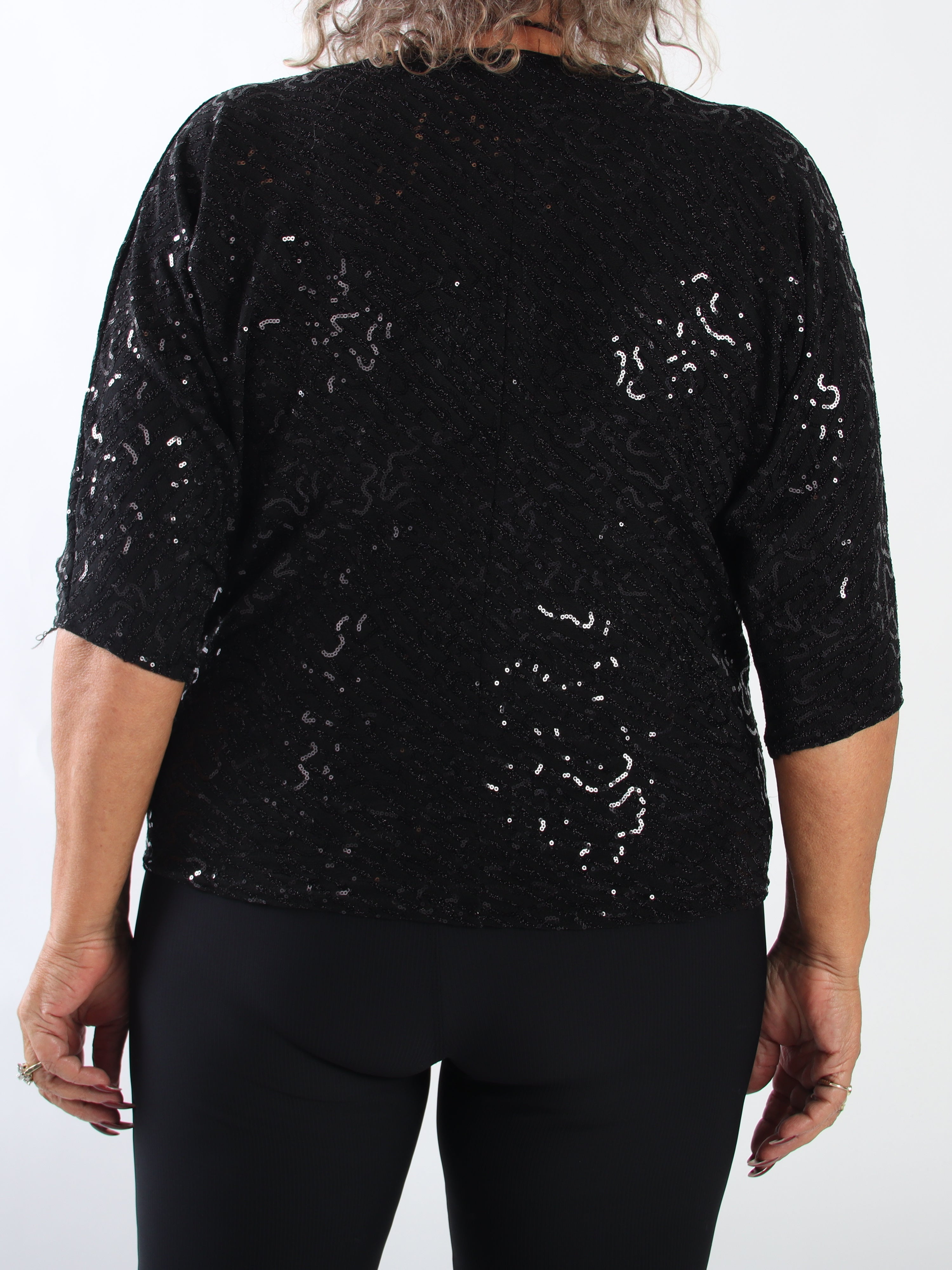 Kate - Tunika i plus size med glittrande trådar och fina paljetter som ger en glamorös look