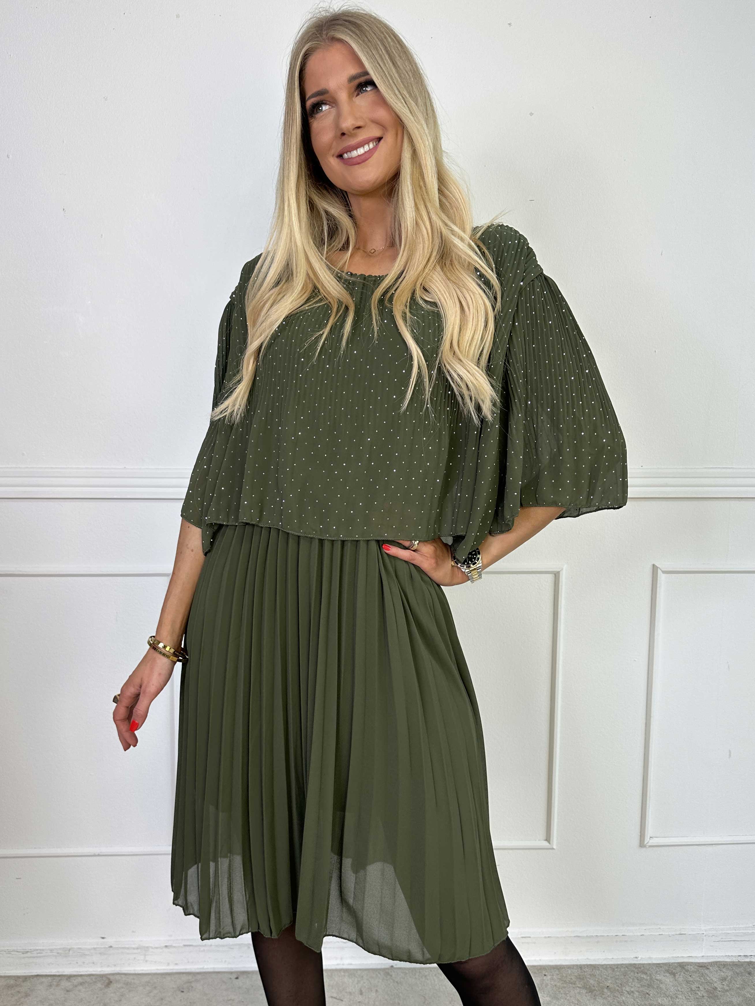 Kristina Crystal - Plisserad klänning i chiffong med dekorativ strass och volanger