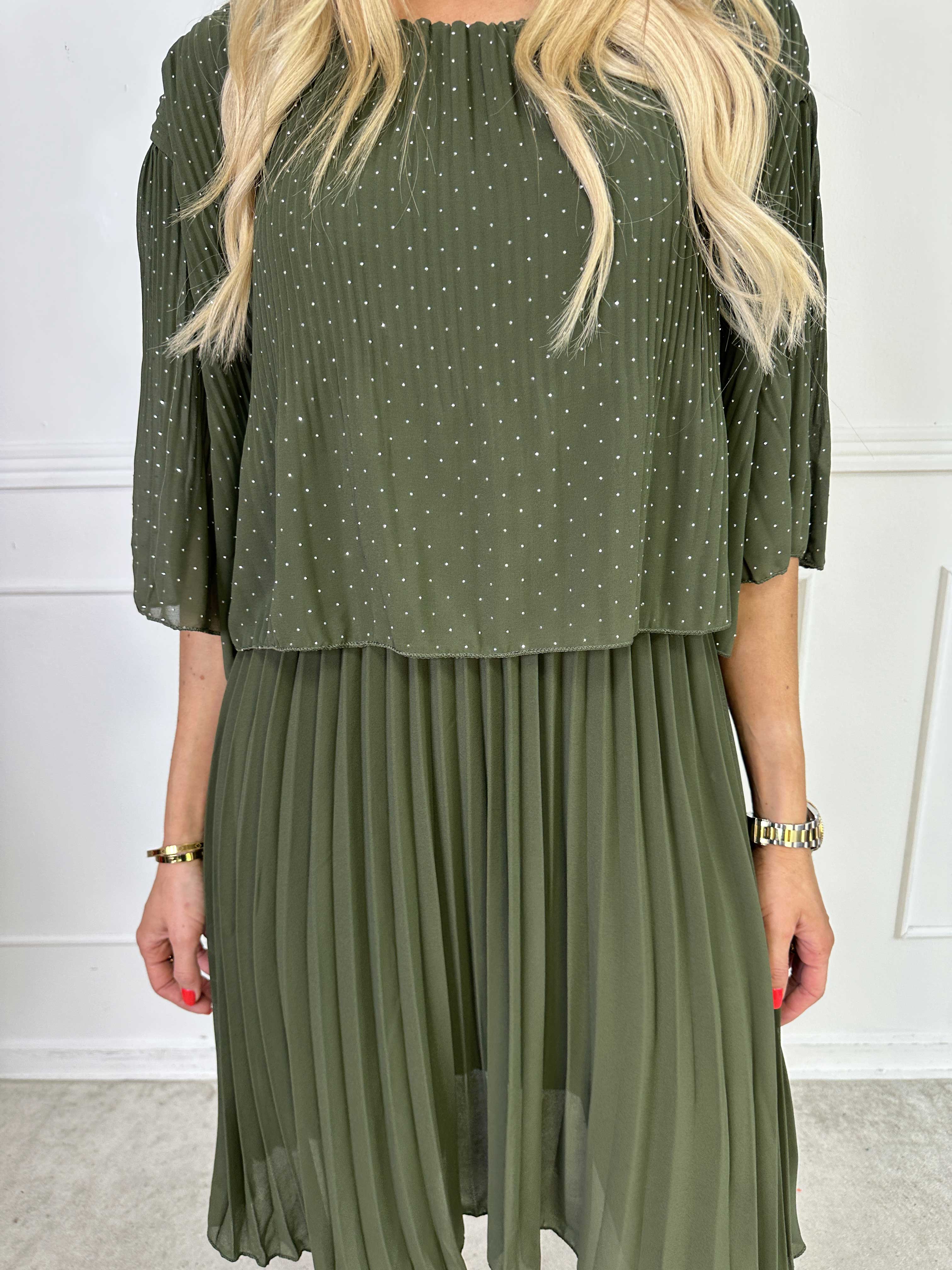 Kristina Crystal - Plisserad klänning i chiffong med dekorativ strass och volanger