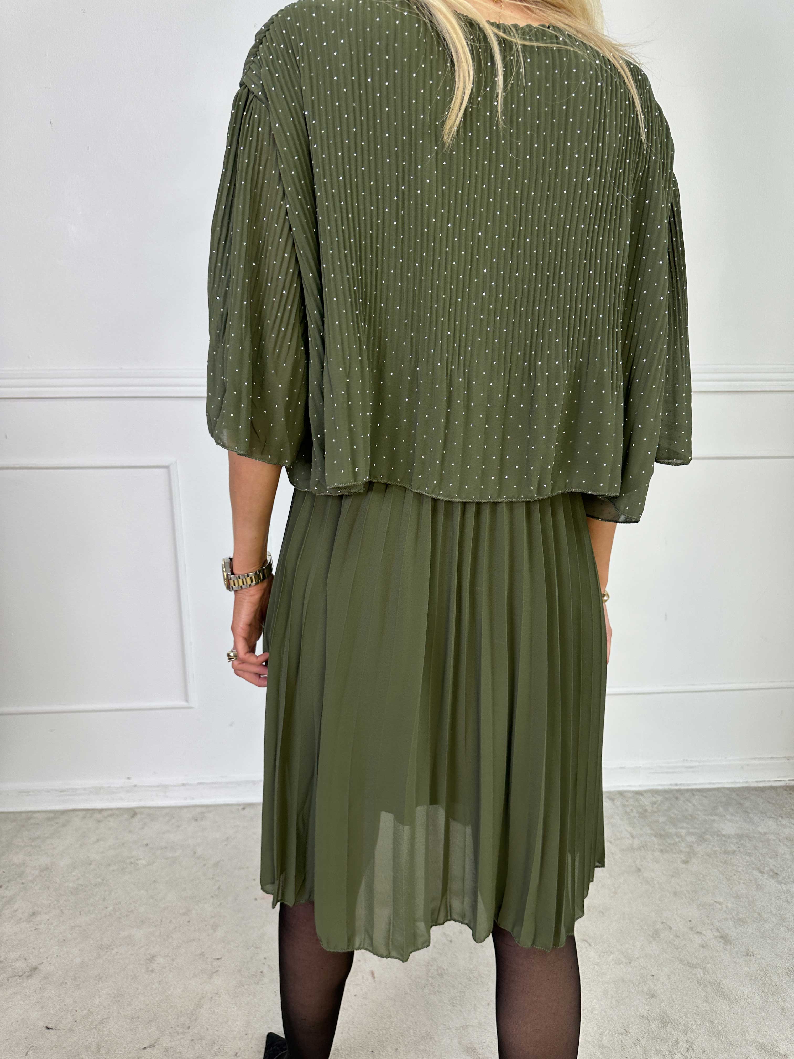 Kristina Crystal - Plisserad klänning i chiffong med dekorativ strass och volanger