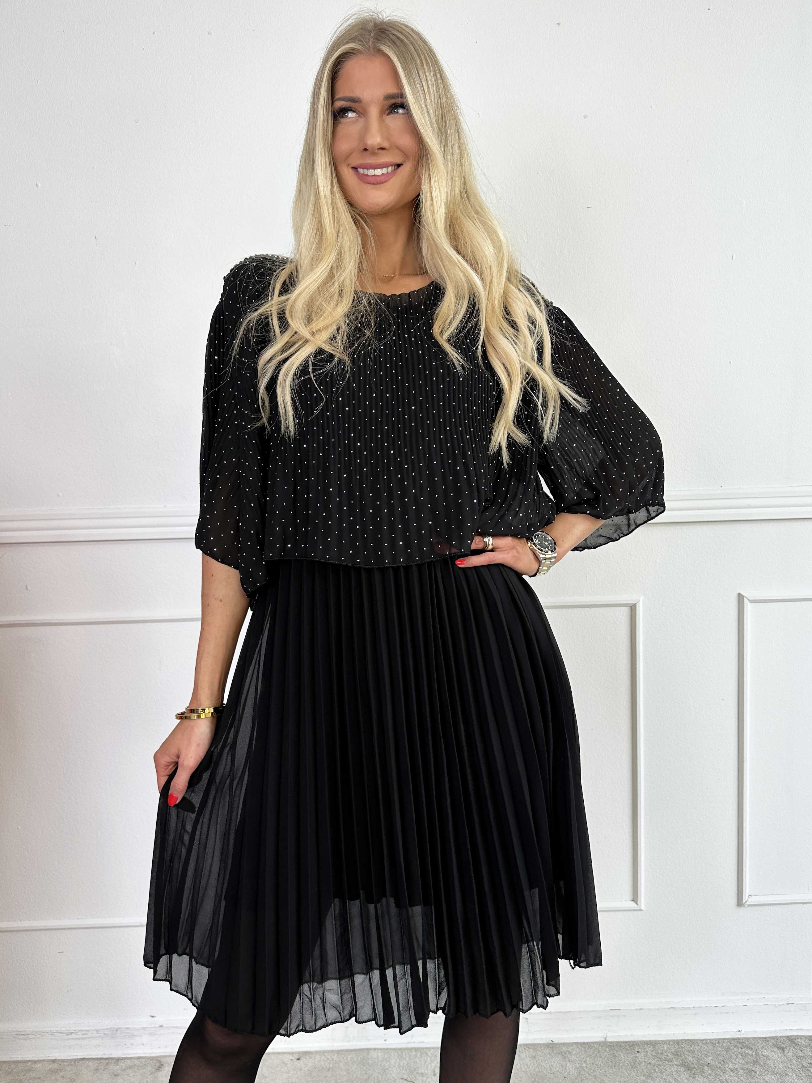 Kristina Crystal - Plisserad klänning i chiffong med dekorativ strass och volanger