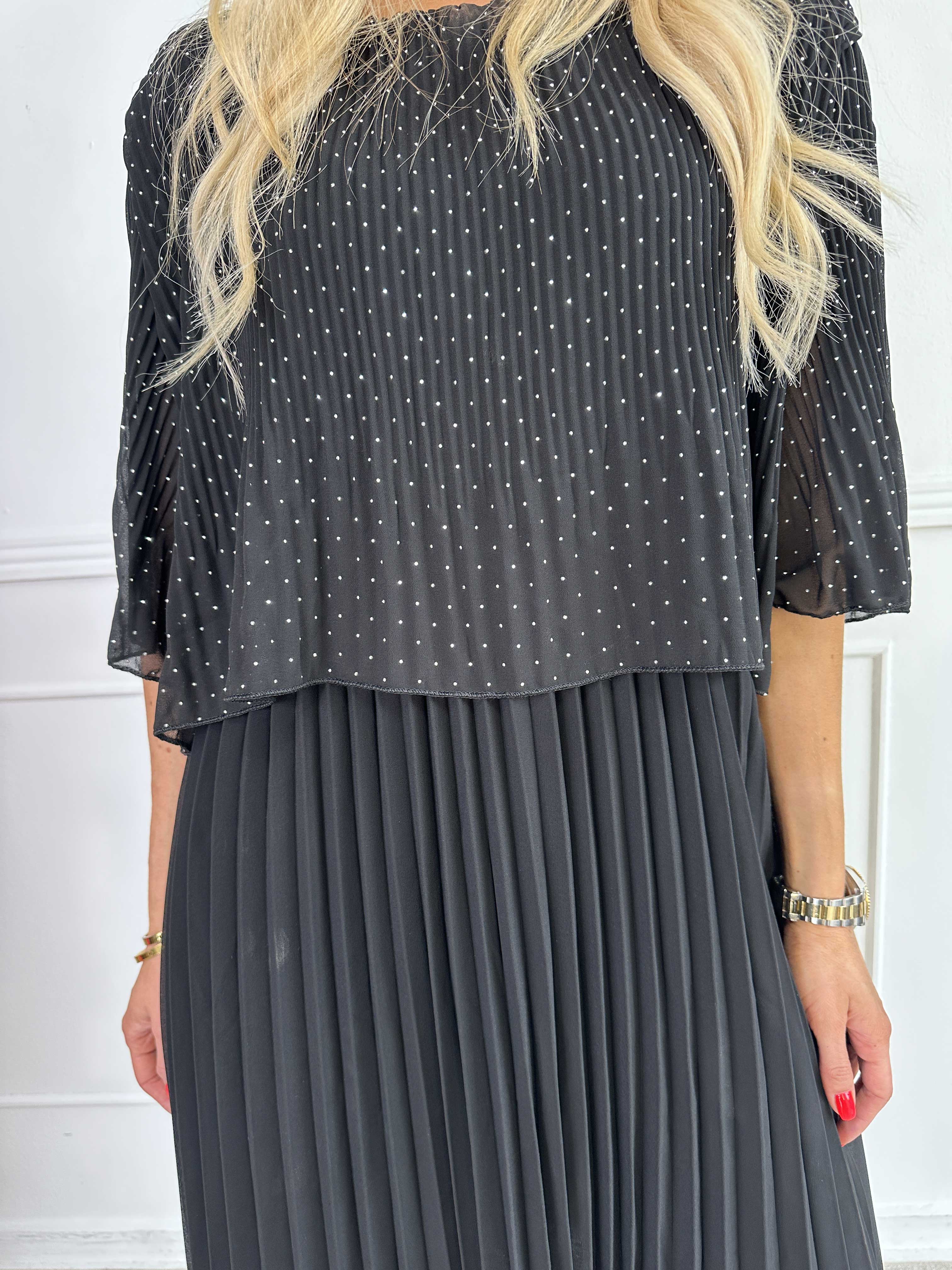 Kristina Crystal - Plisserad klänning i chiffong med dekorativ strass och volanger