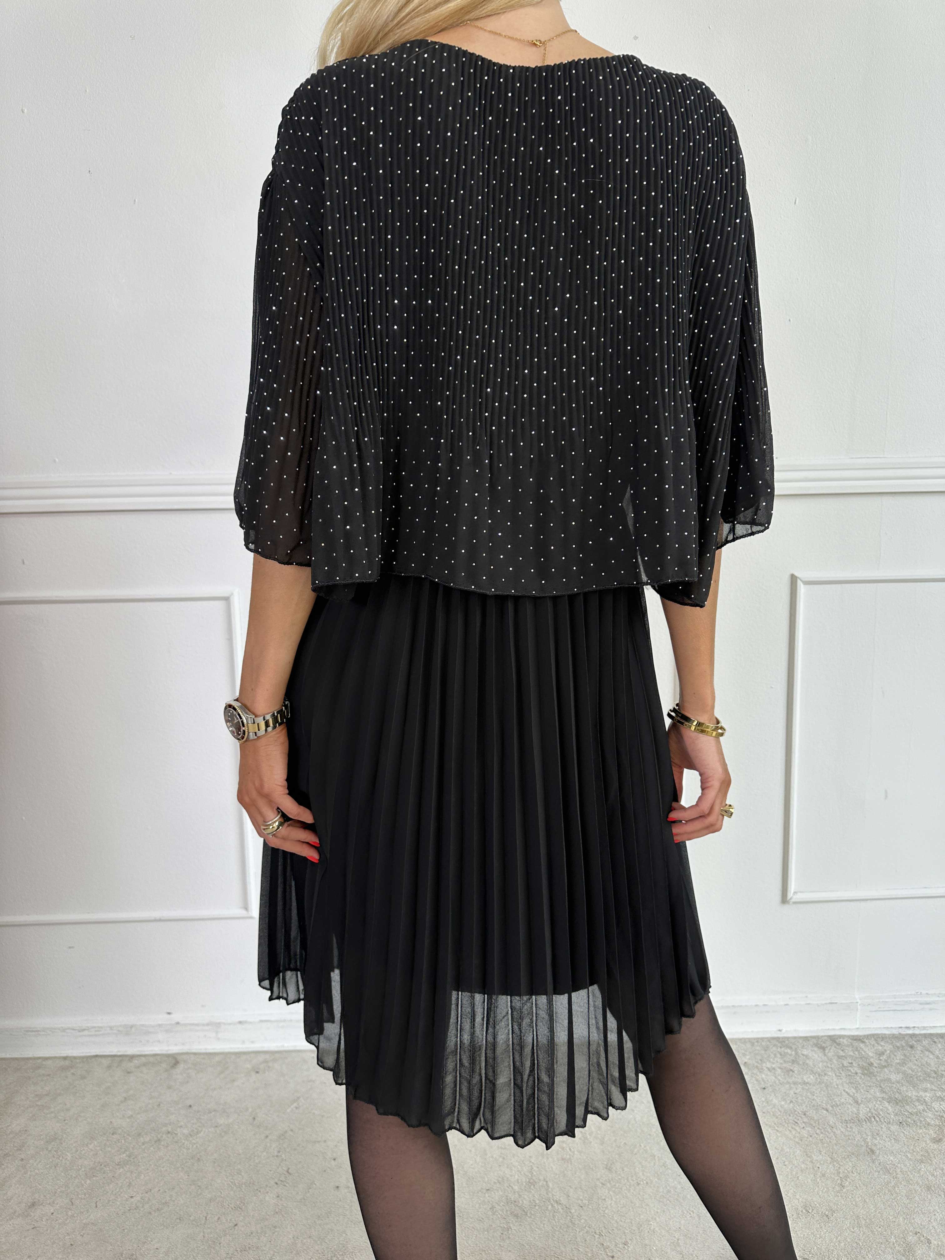 Kristina Crystal - Plisserad klänning i chiffong med dekorativ strass och volanger