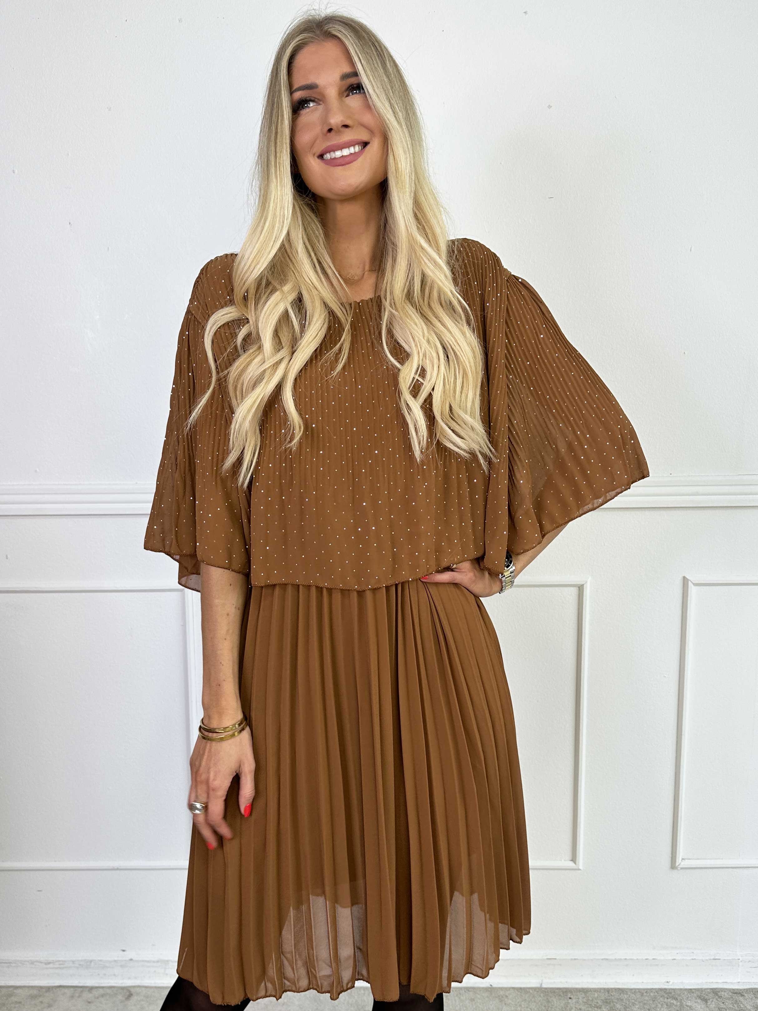 Kristina Crystal - Plisserad klänning i chiffong med dekorativ strass och volanger