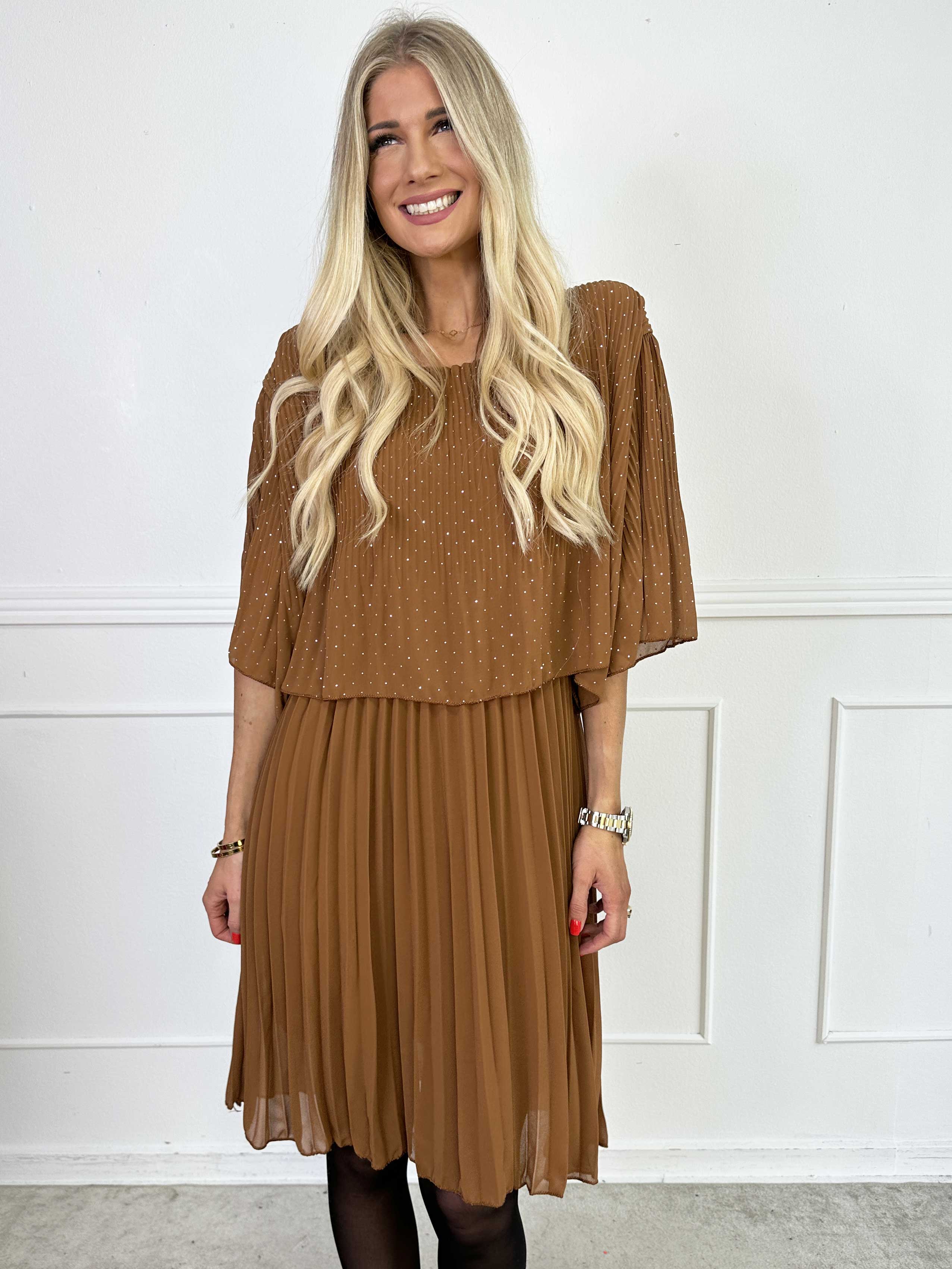 Kristina Crystal - Plisserad klänning i chiffong med dekorativ strass och volanger