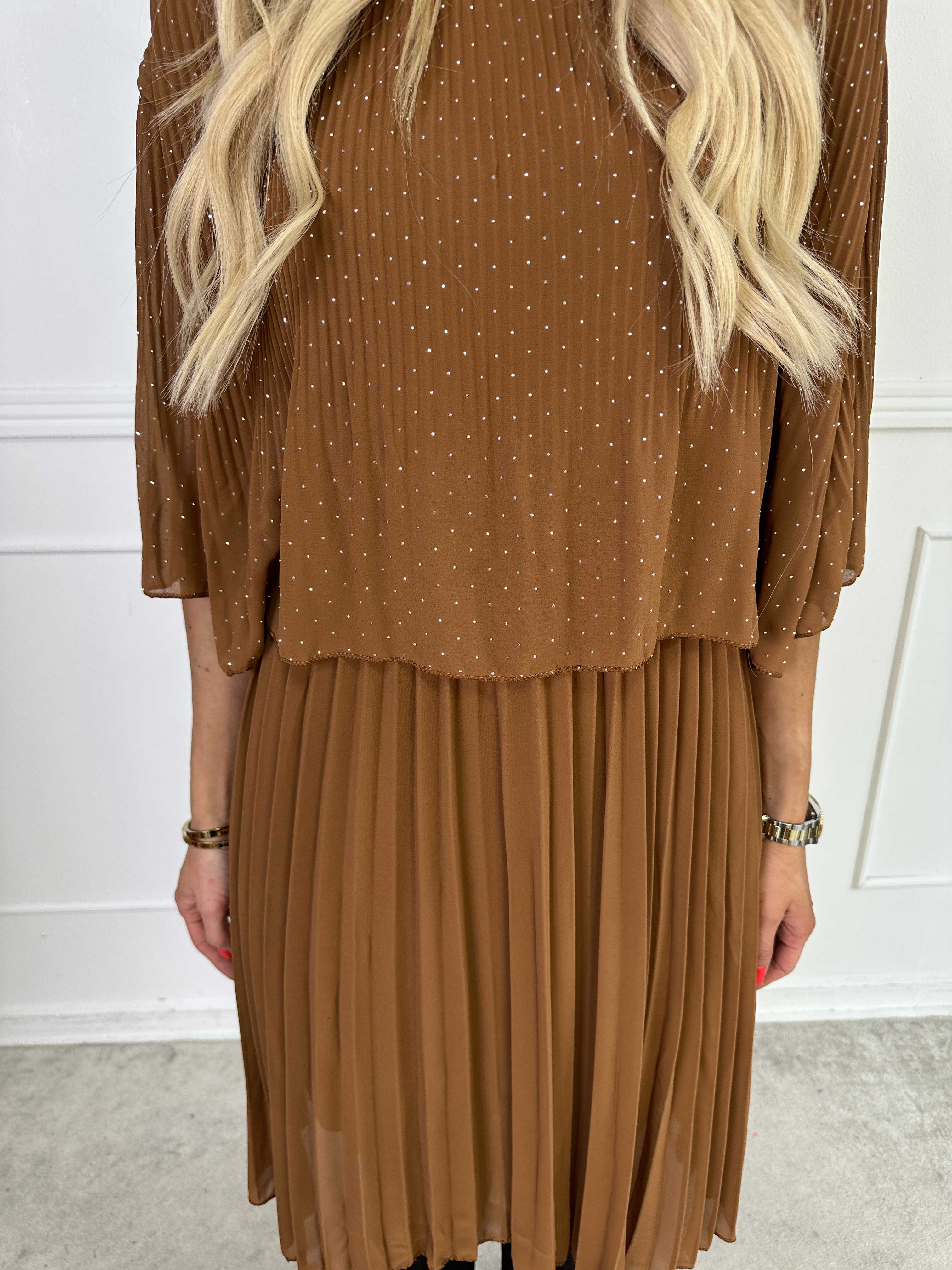 Kristina Crystal - Plisserad klänning i chiffong med dekorativ strass och volanger