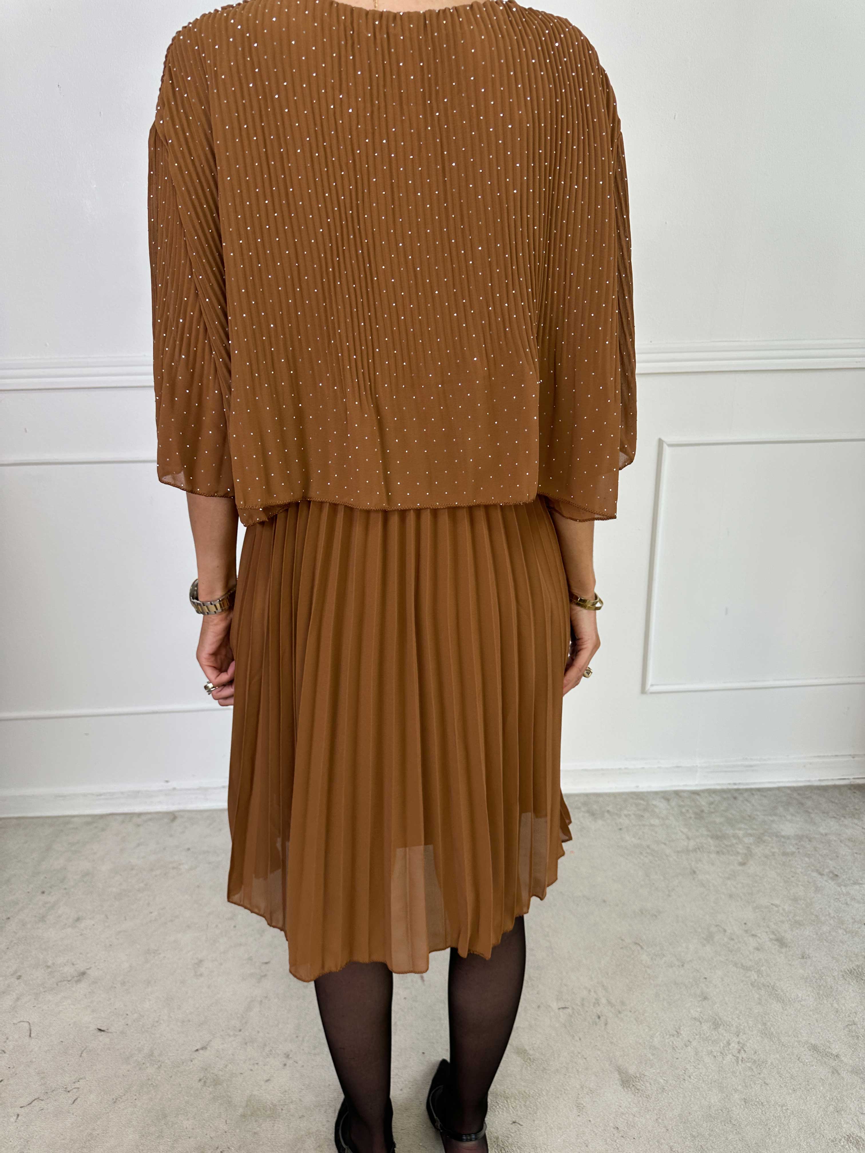 Kristina Crystal - Plisserad klänning i chiffong med dekorativ strass och volanger