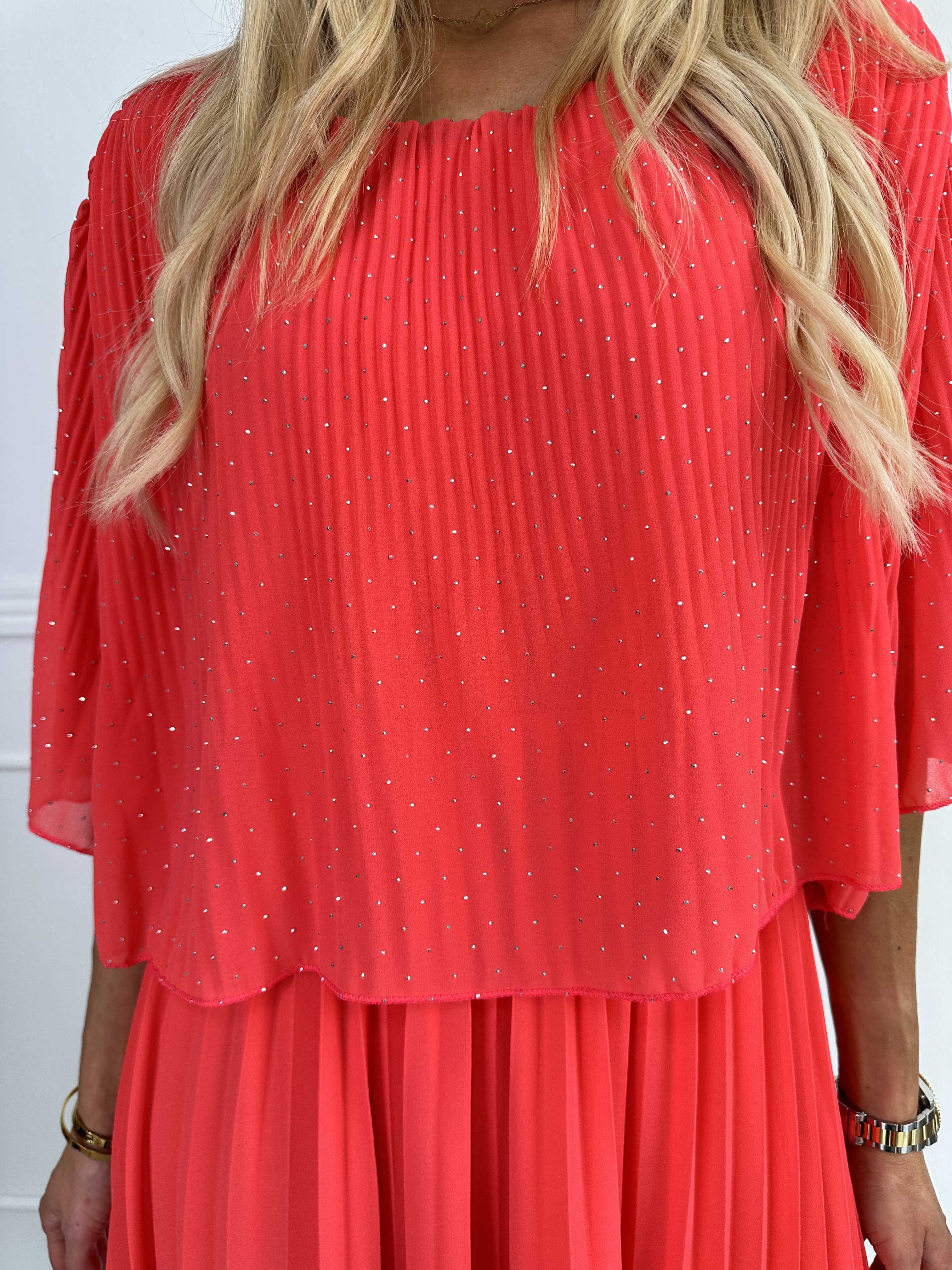 Kristina Crystal - Plisserad klänning i chiffong med dekorativ strass och volanger