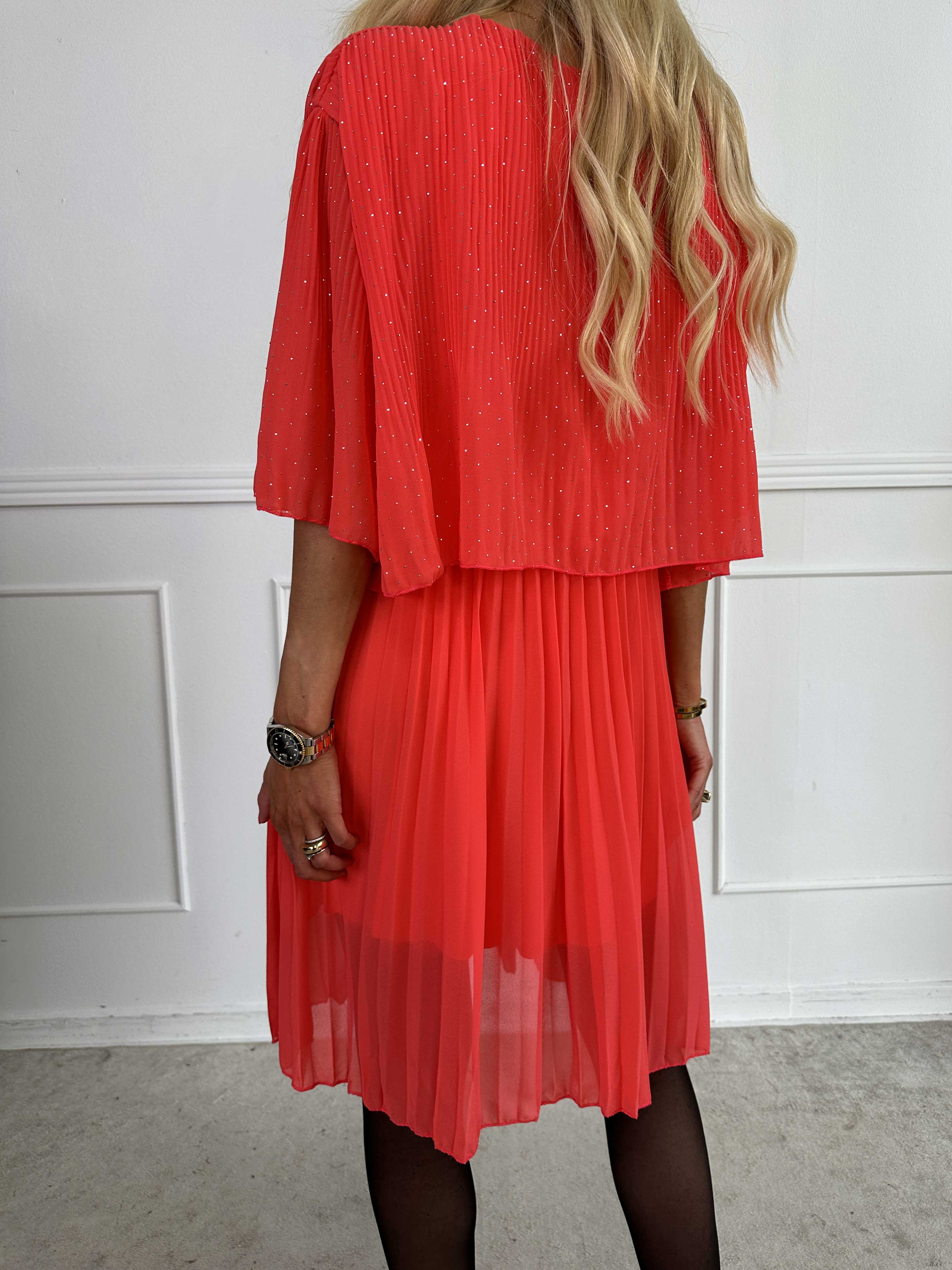 Kristina Crystal - Plisserad klänning i chiffong med dekorativ strass och volanger