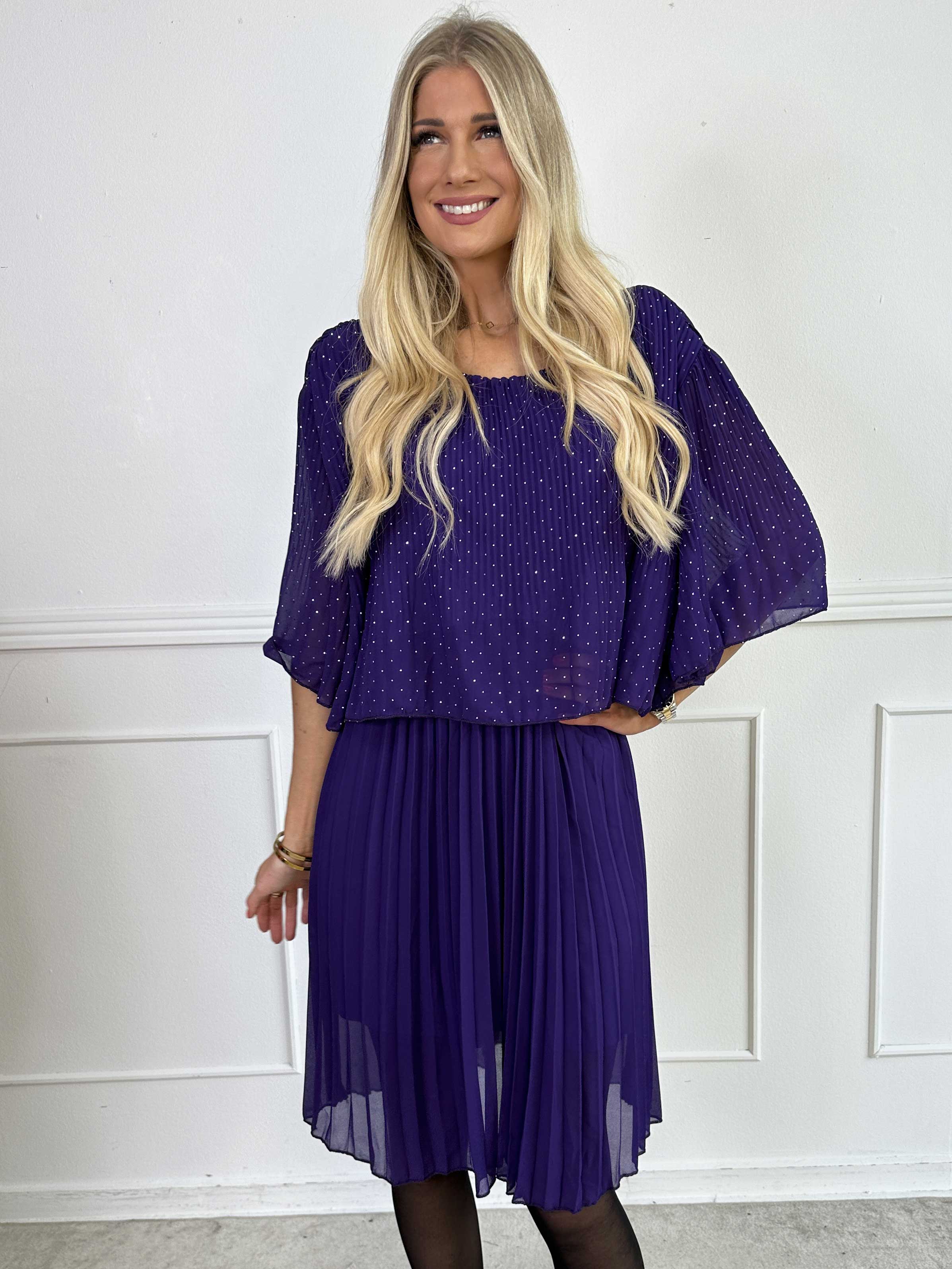 Kristina Crystal - Plisserad klänning i chiffong med dekorativ strass och volanger