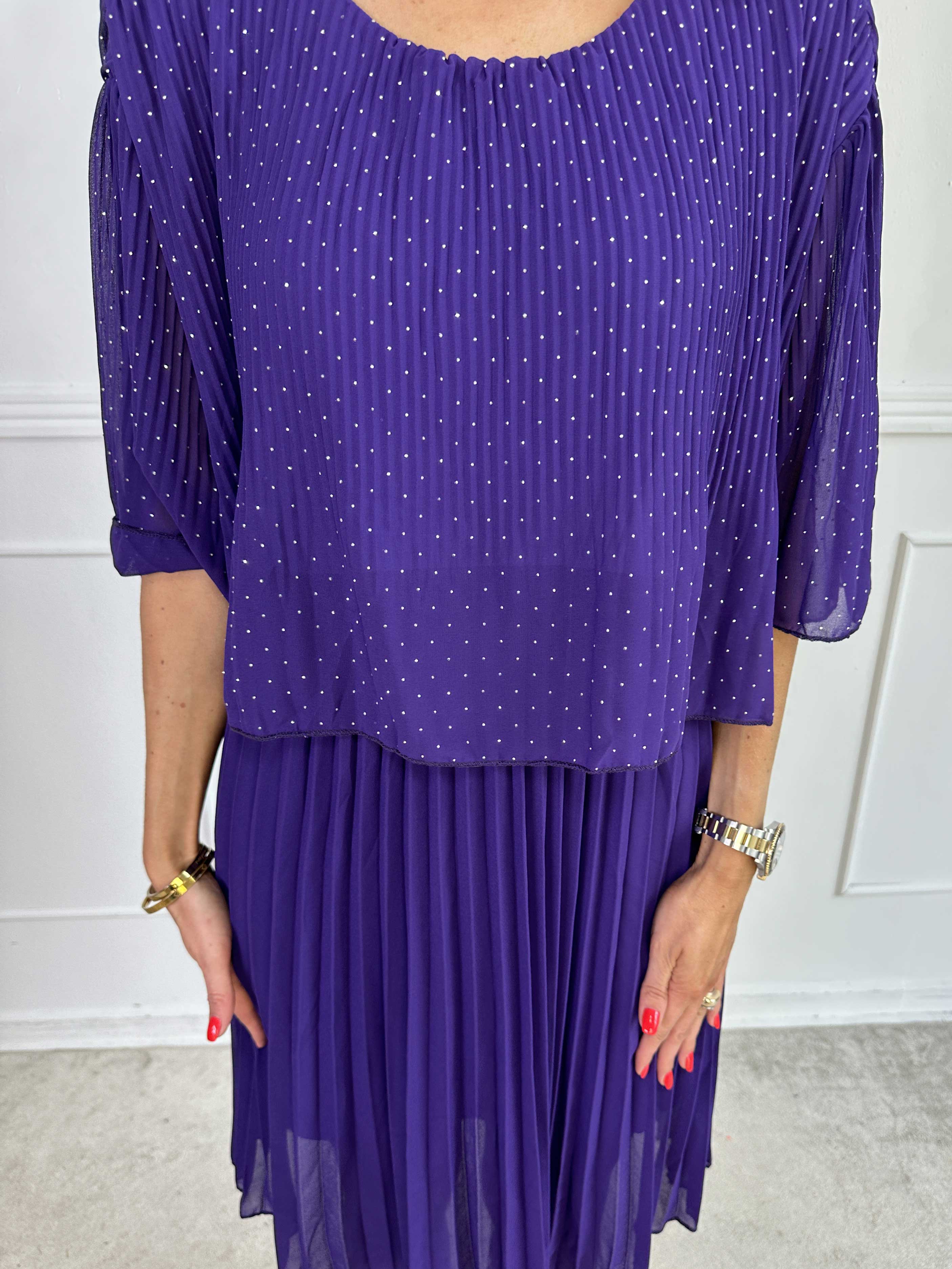 Kristina Crystal - Plisserad klänning i chiffong med dekorativ strass och volanger