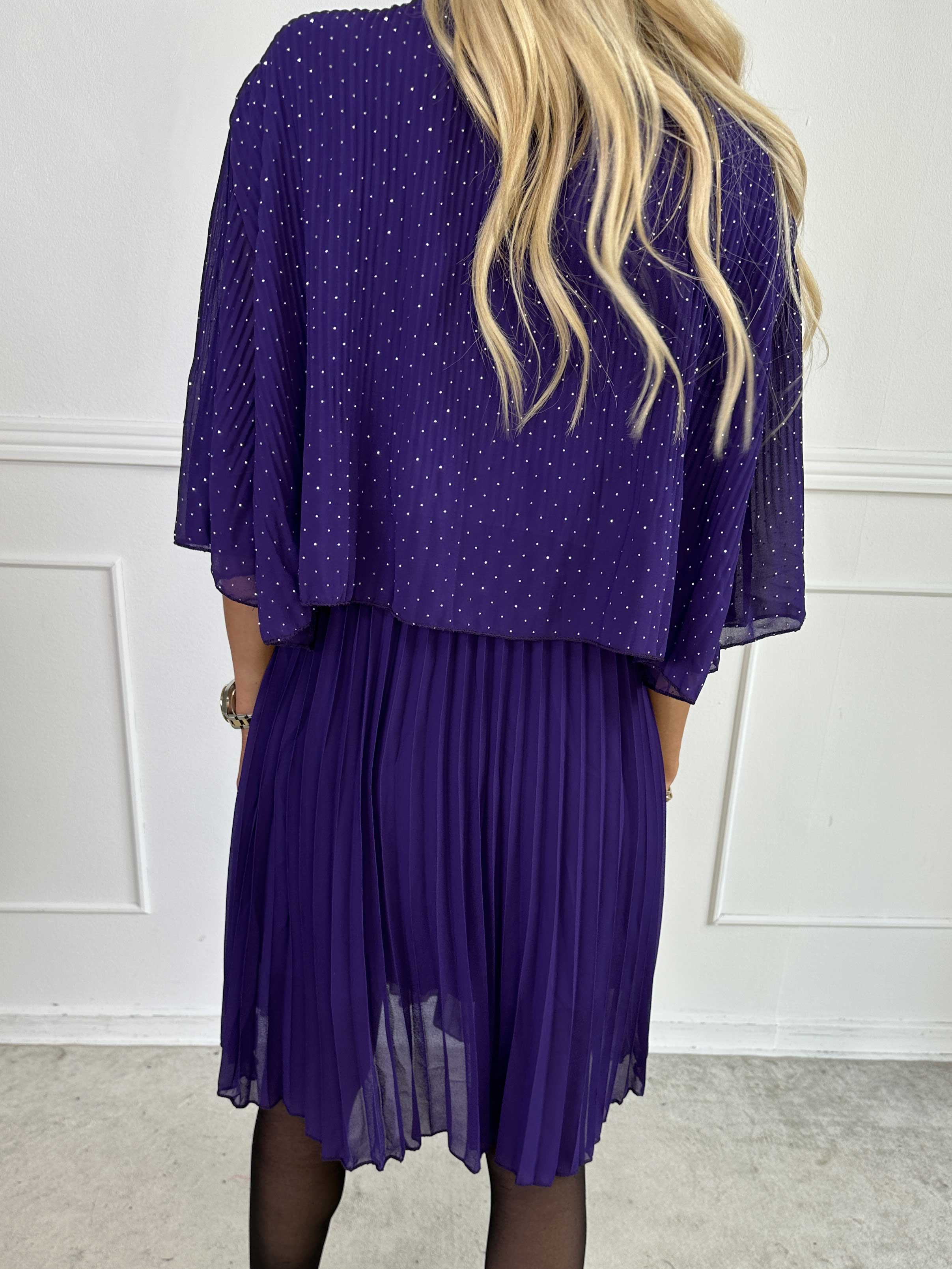 Kristina Crystal - Plisserad klänning i chiffong med dekorativ strass och volanger