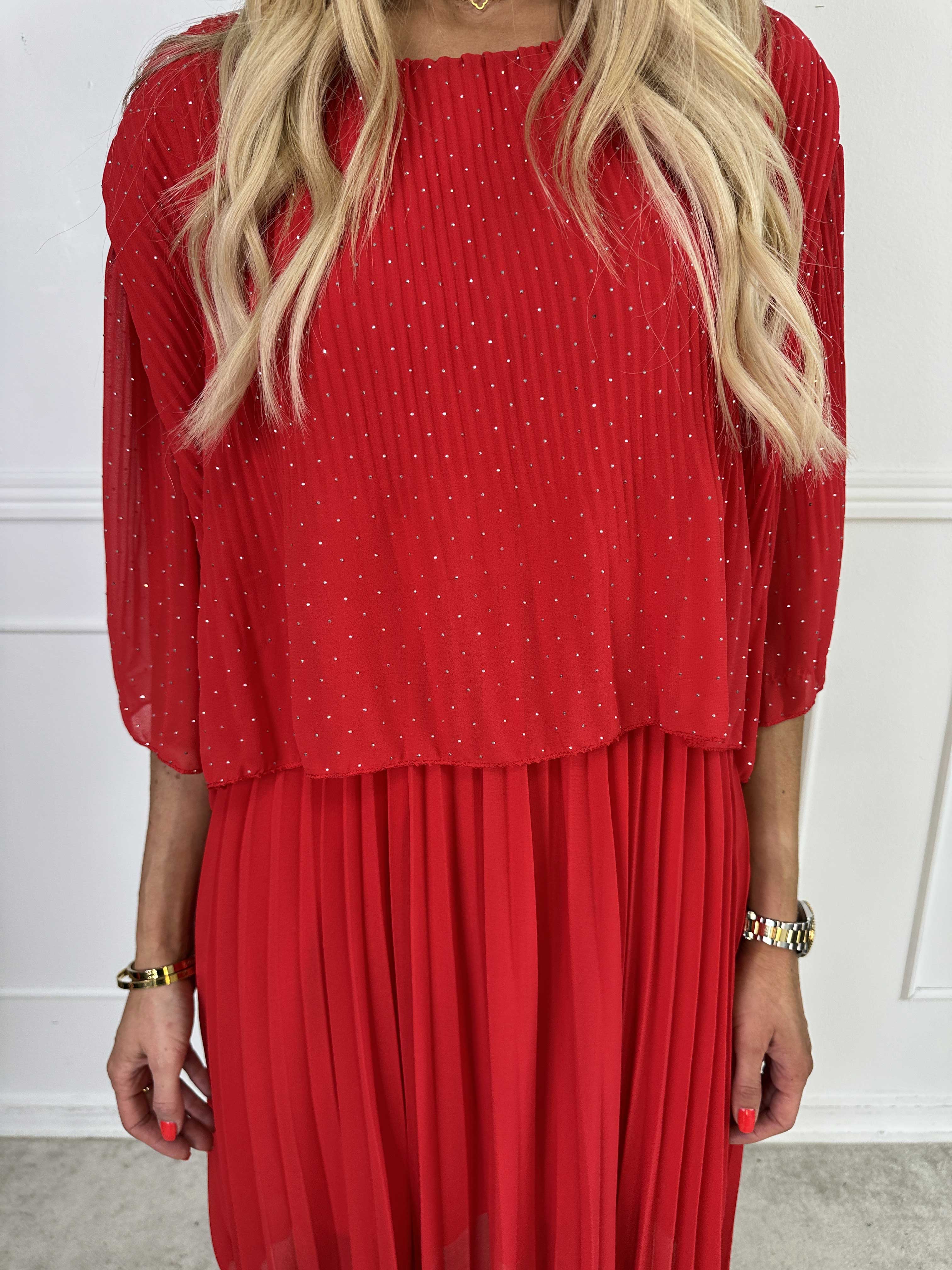 Kristina Crystal - Plisserad klänning i chiffong med dekorativ strass och volanger