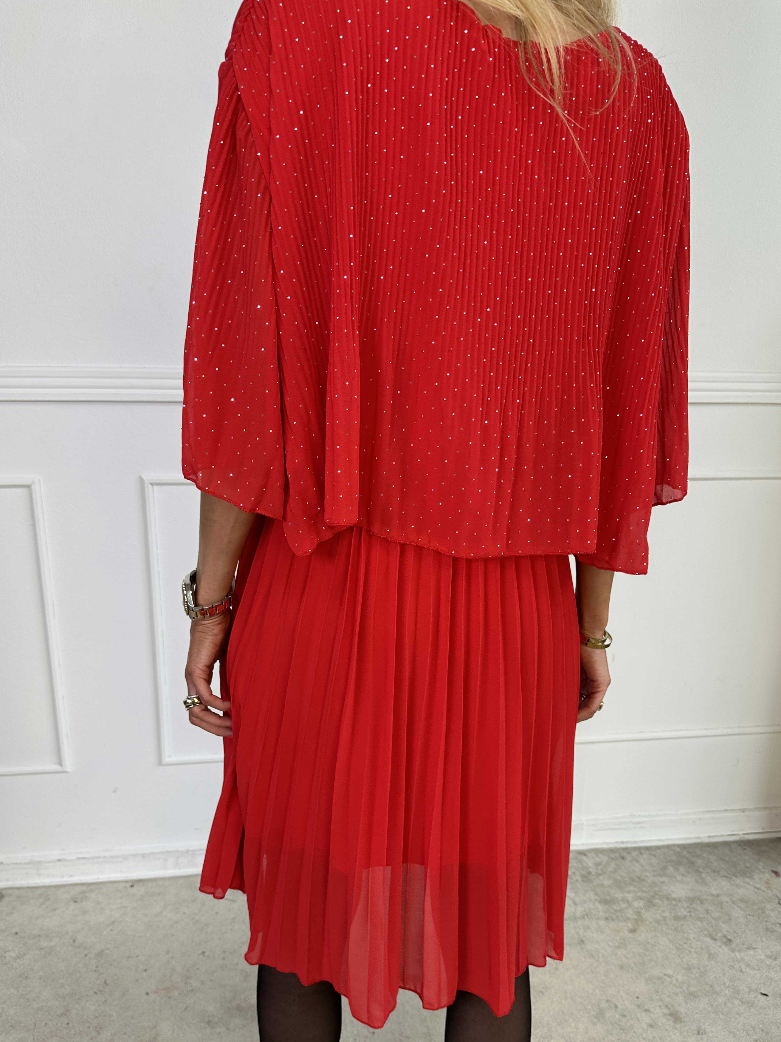 Kristina Crystal - Plisserad klänning i chiffong med dekorativ strass och volanger