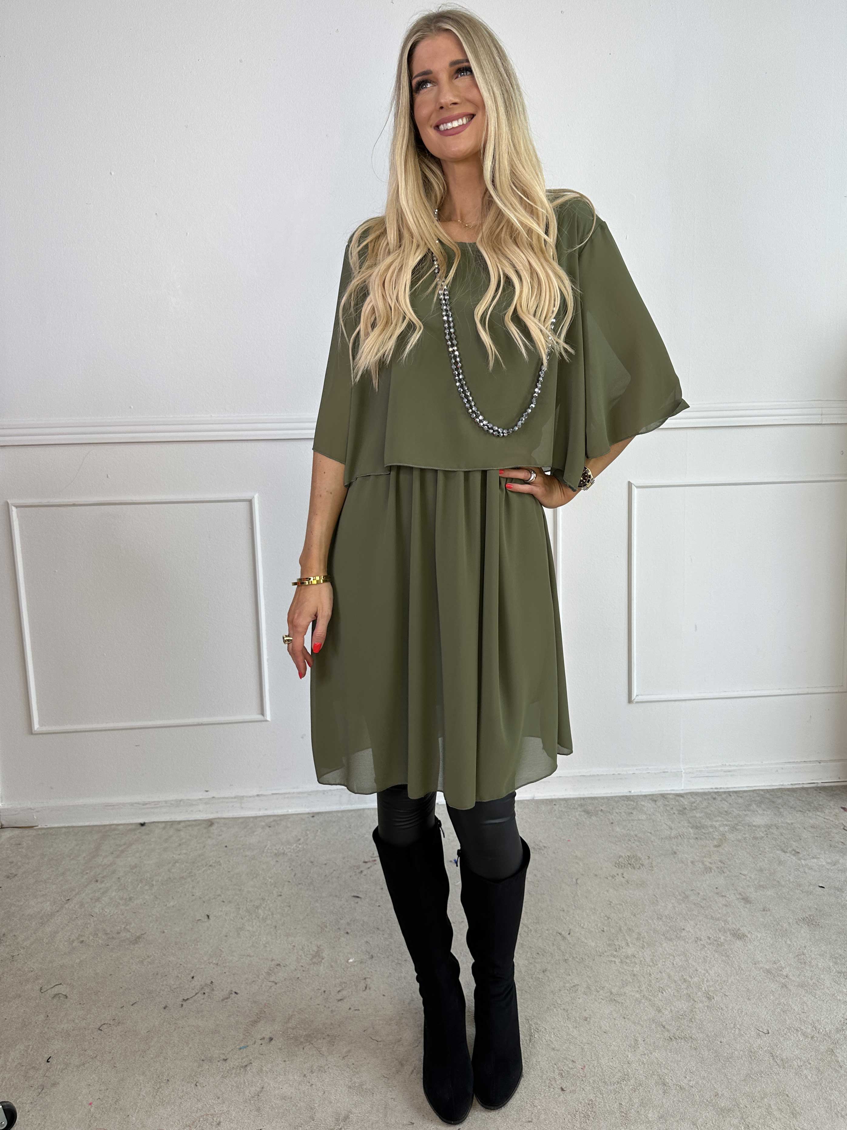 Kristina Plain - Söt plain klänning i chiffong med volanglager