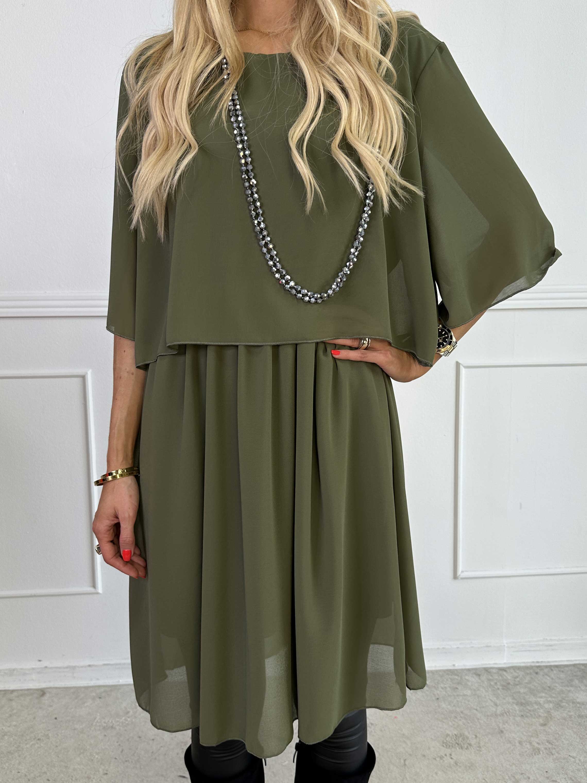 Kristina Plain - Söt plain klänning i chiffong med volanglager