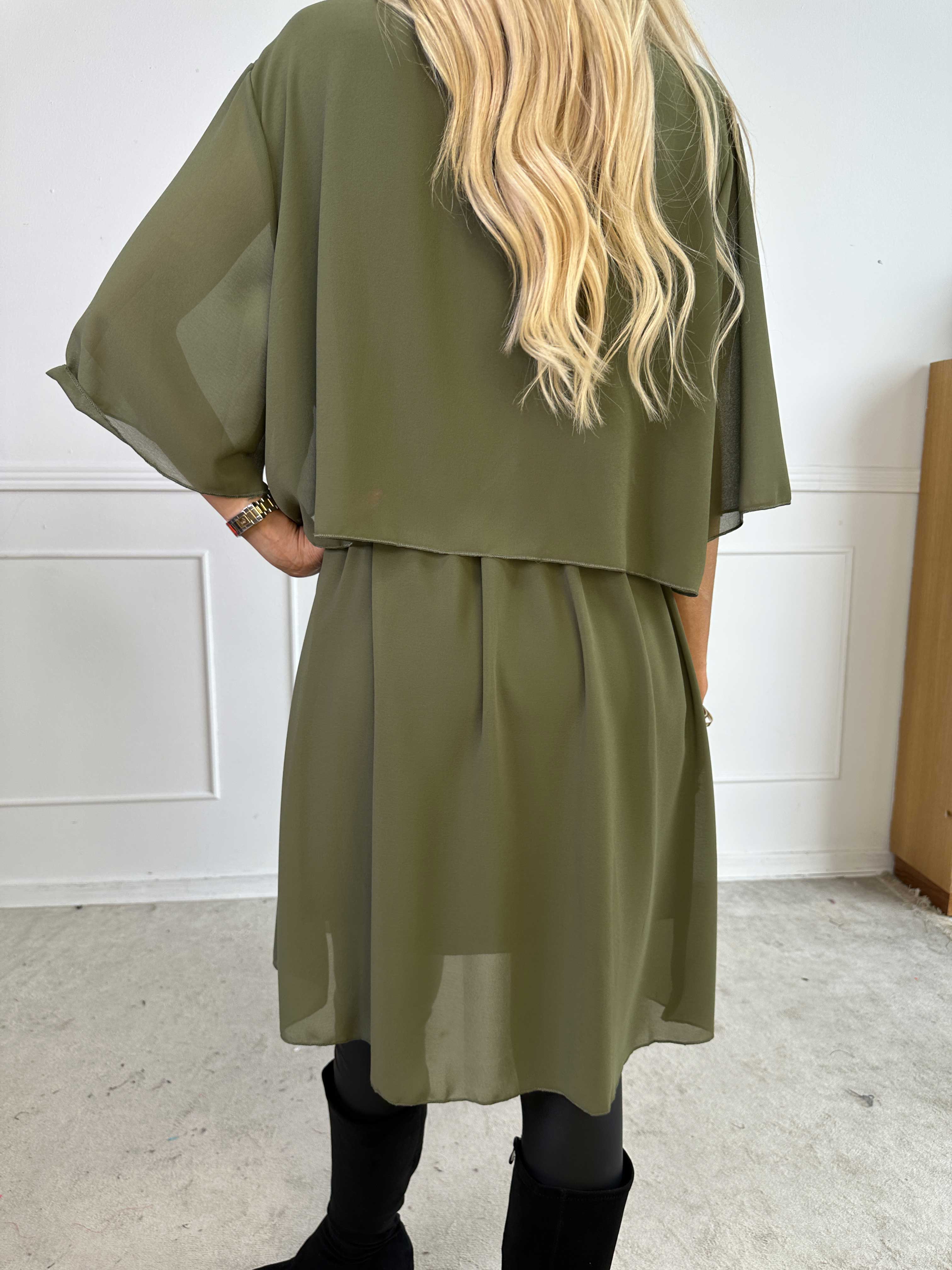 Kristina Plain - Söt plain klänning i chiffong med volanglager