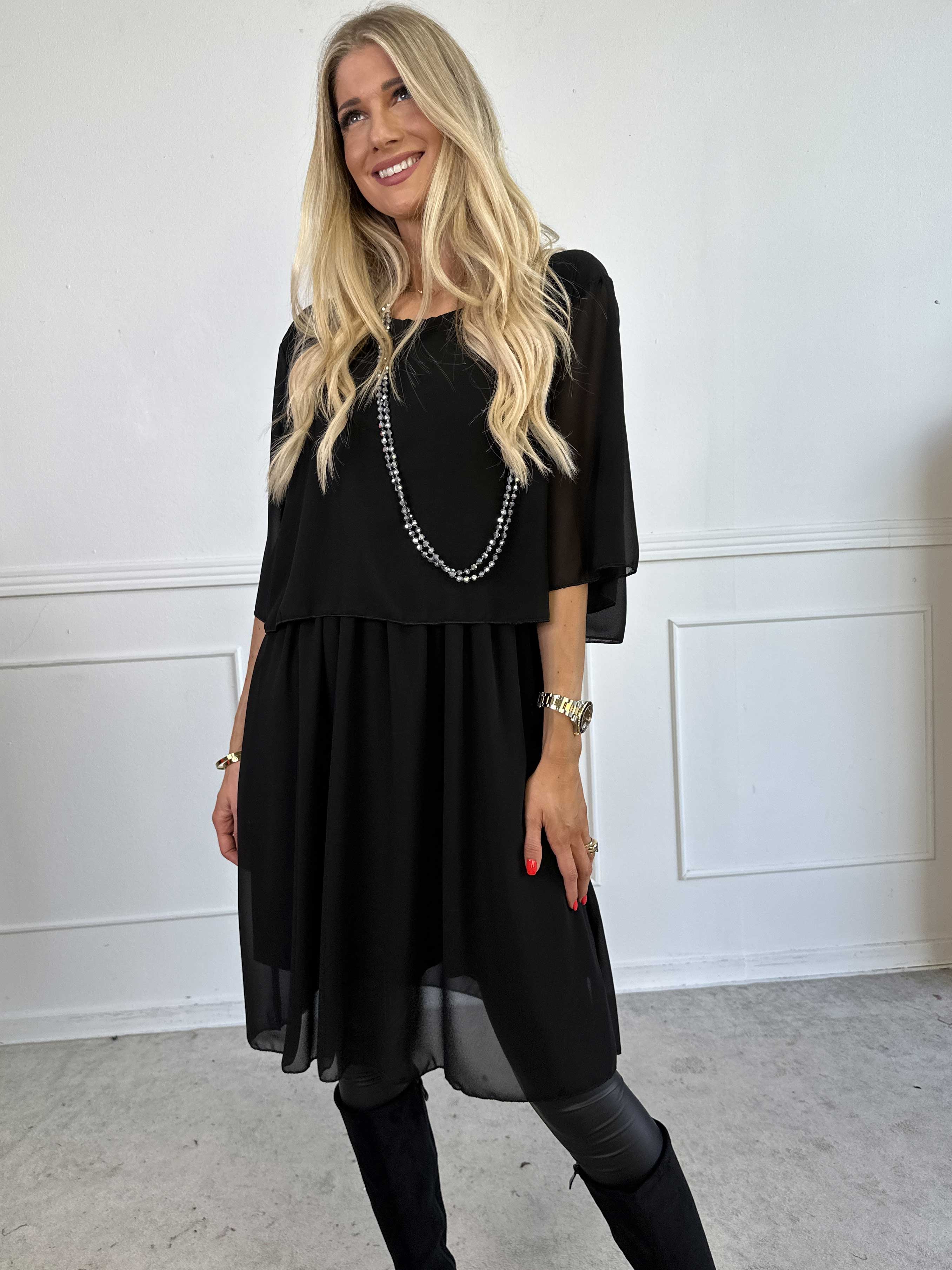 Kristina Crystal - Plisserad klänning i chiffong med dekorativ strass och volanger