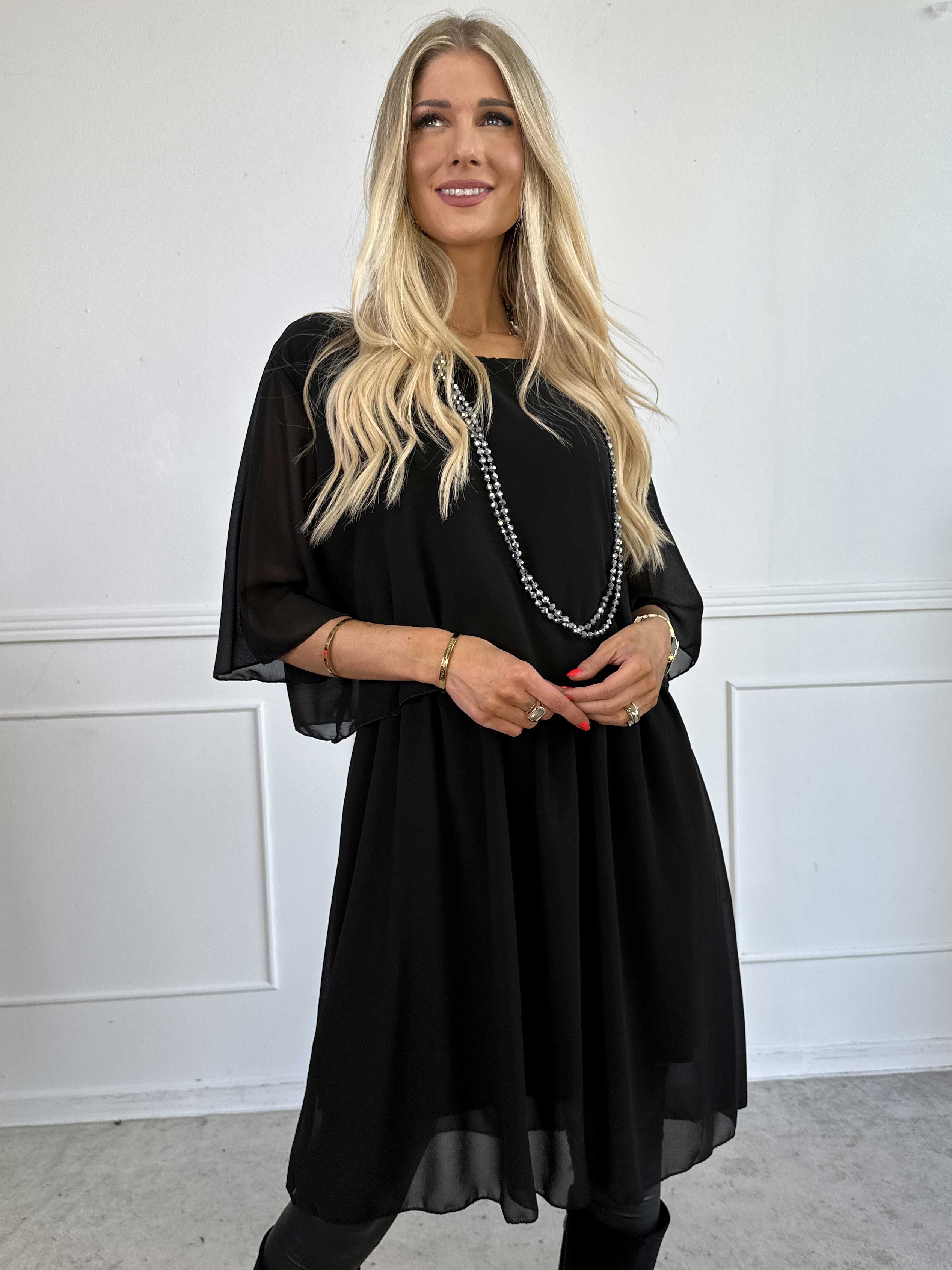 Kristina Plain - Söt plain klänning i chiffong med volanglager