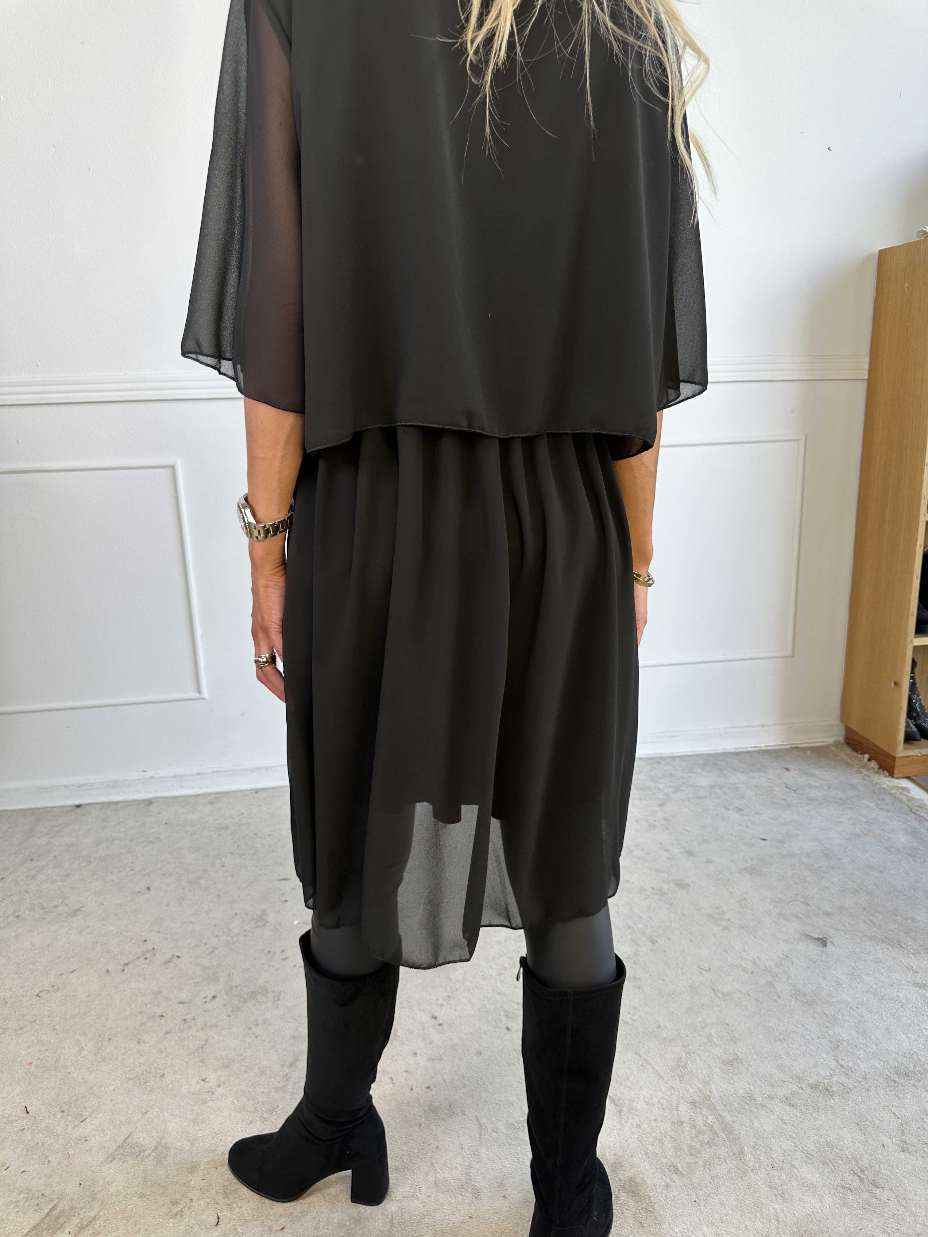 Kristina Plain - Söt plain klänning i chiffong med volanglager