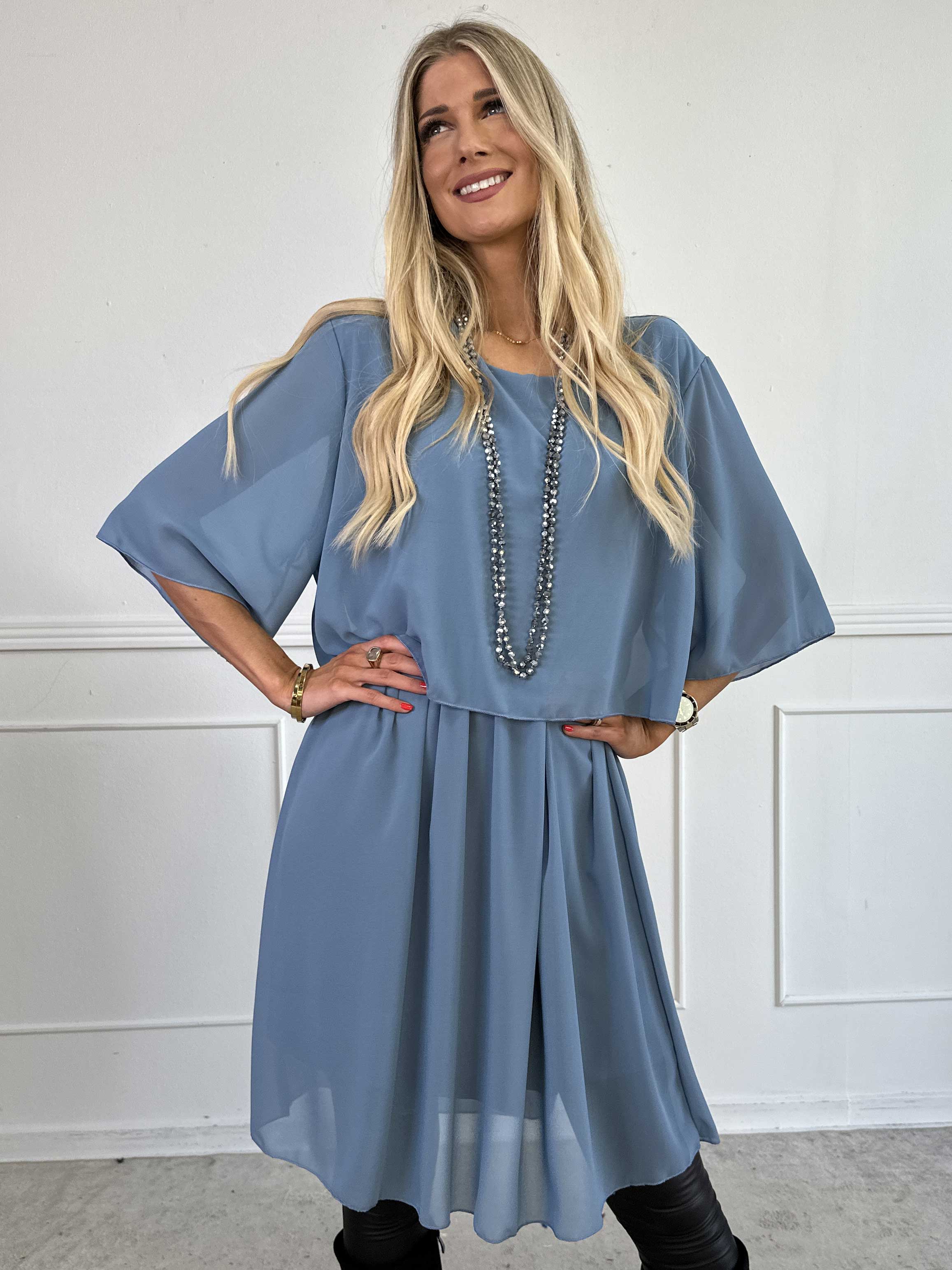 Kristina Plain - Söt plain klänning i chiffong med volanglager