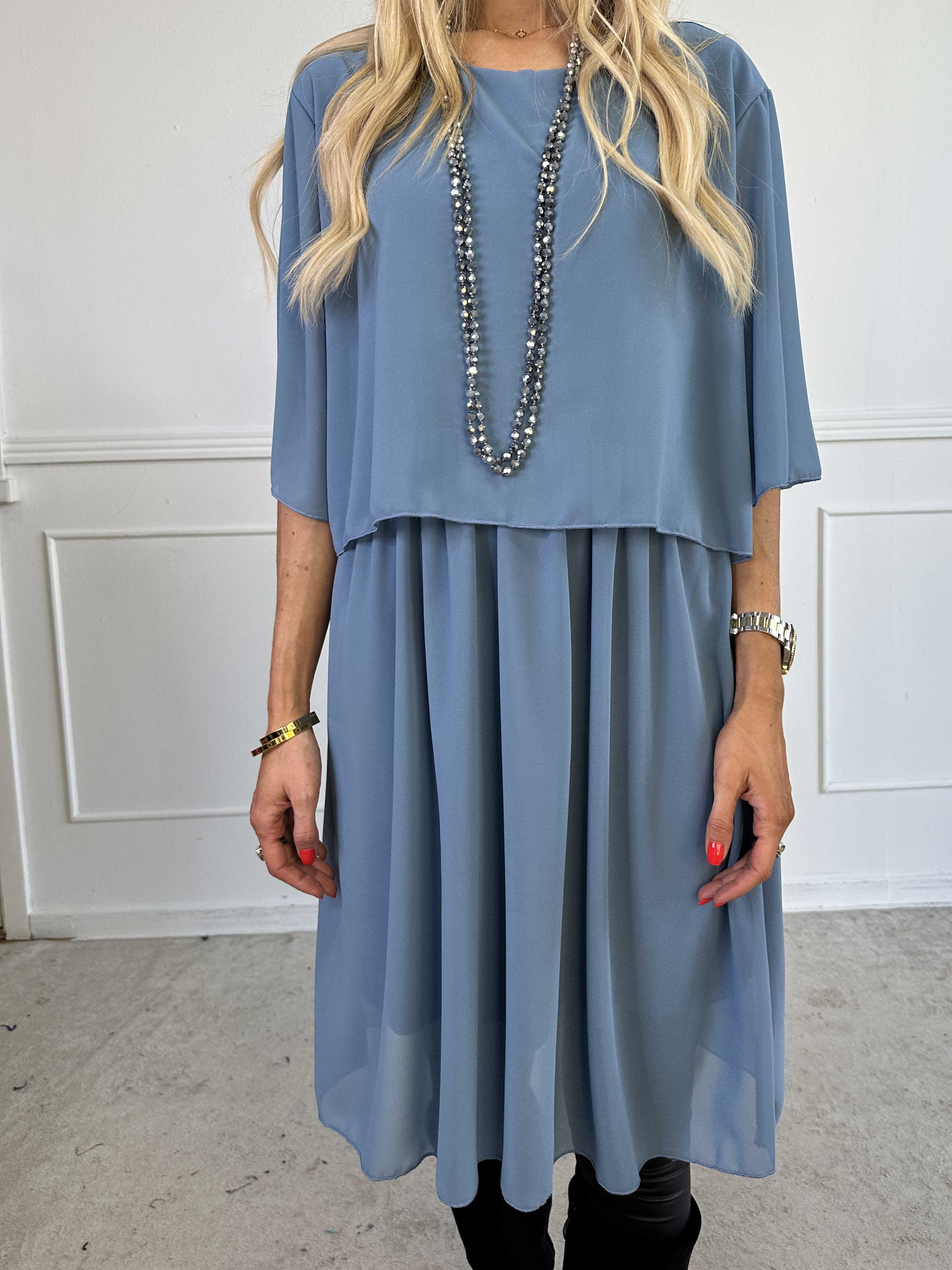 Kristina Plain - Söt plain klänning i chiffong med volanglager