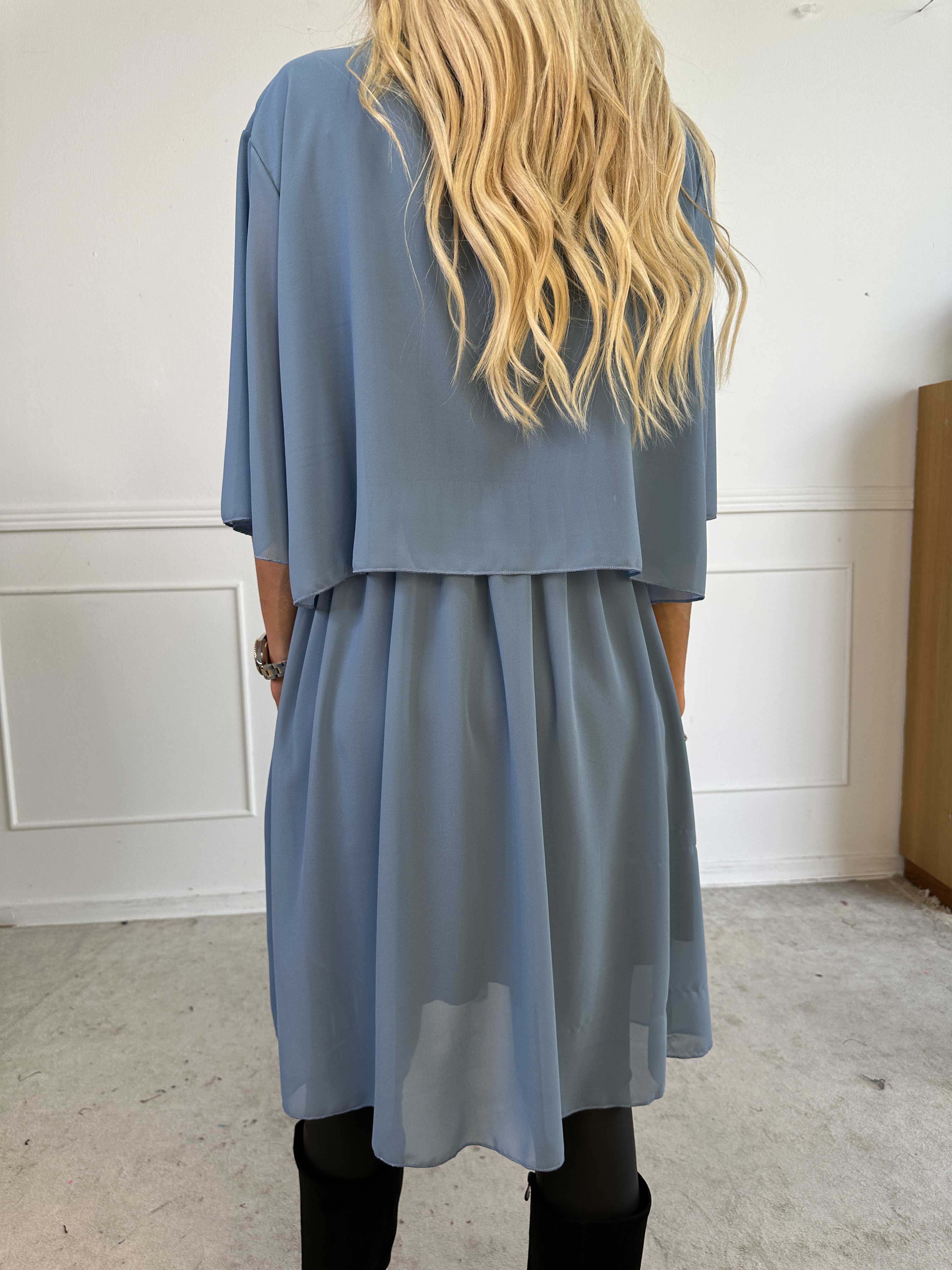 Kristina Plain - Söt plain klänning i chiffong med volanglager