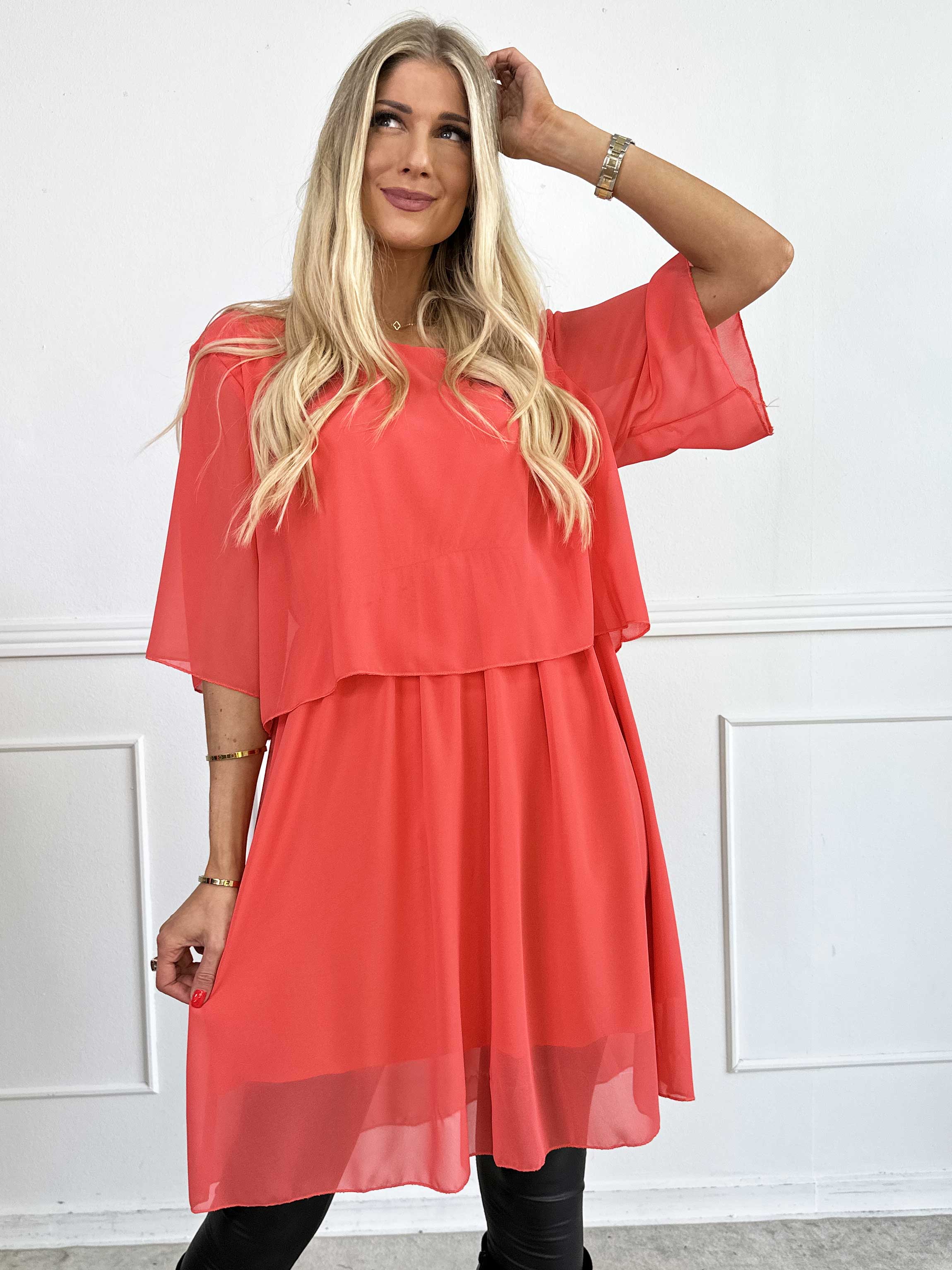 Kristina Plain - Söt plain klänning i chiffong med volanglager