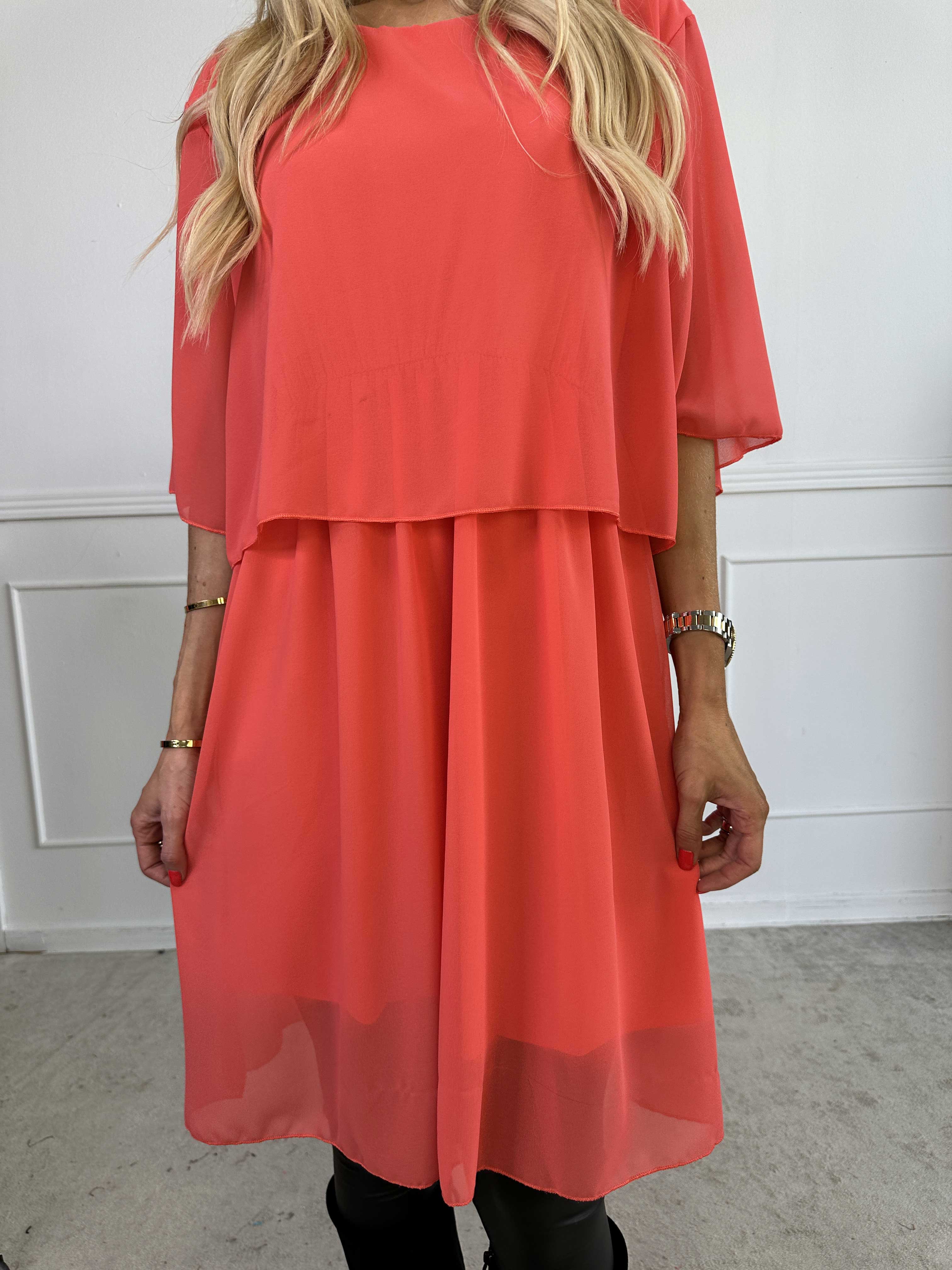 Kristina Plain - Söt plain klänning i chiffong med volanglager