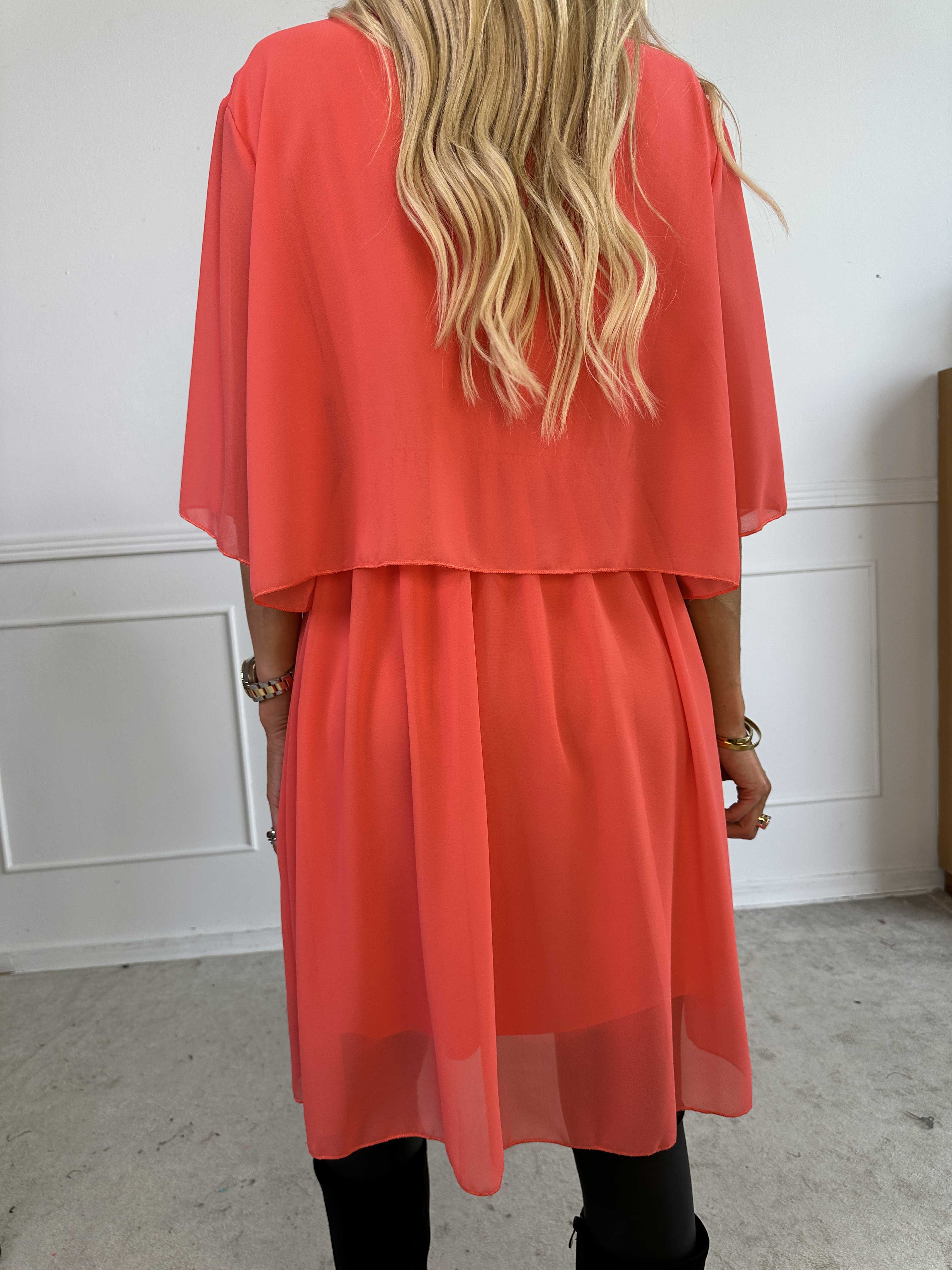 Kristina Plain - Söt plain klänning i chiffong med volanglager