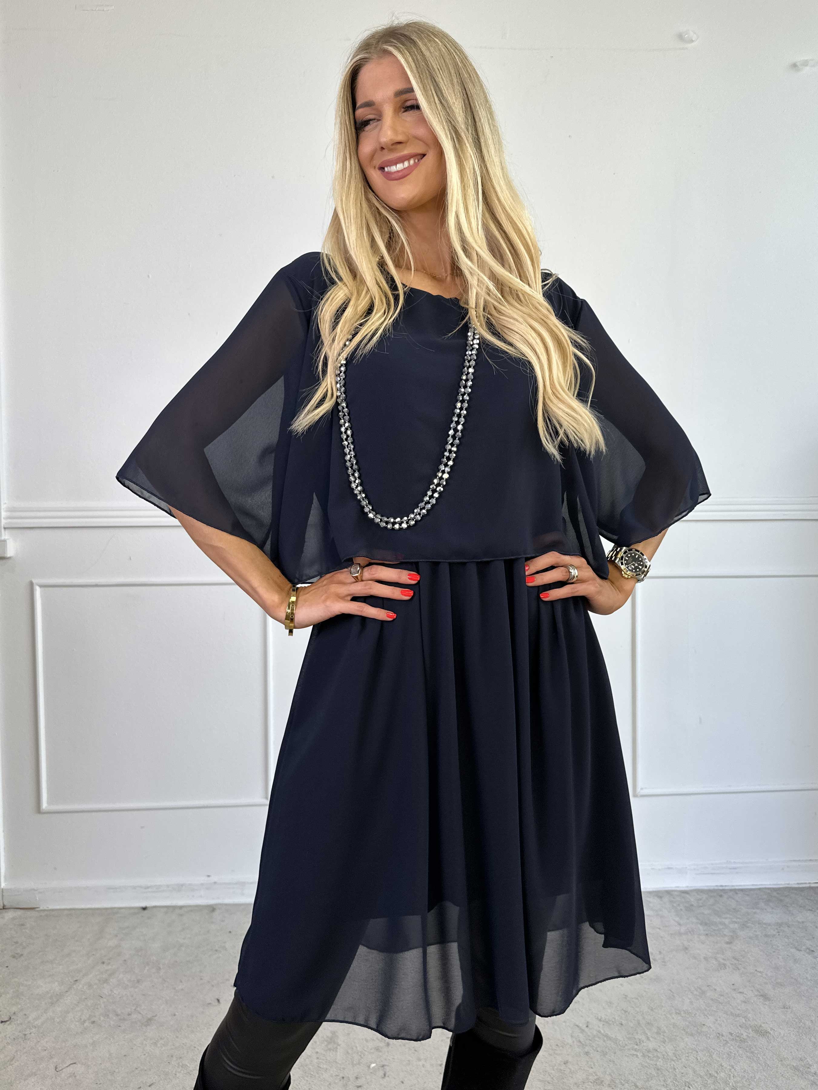 Kristina Plain - Söt plain klänning i chiffong med volanglager