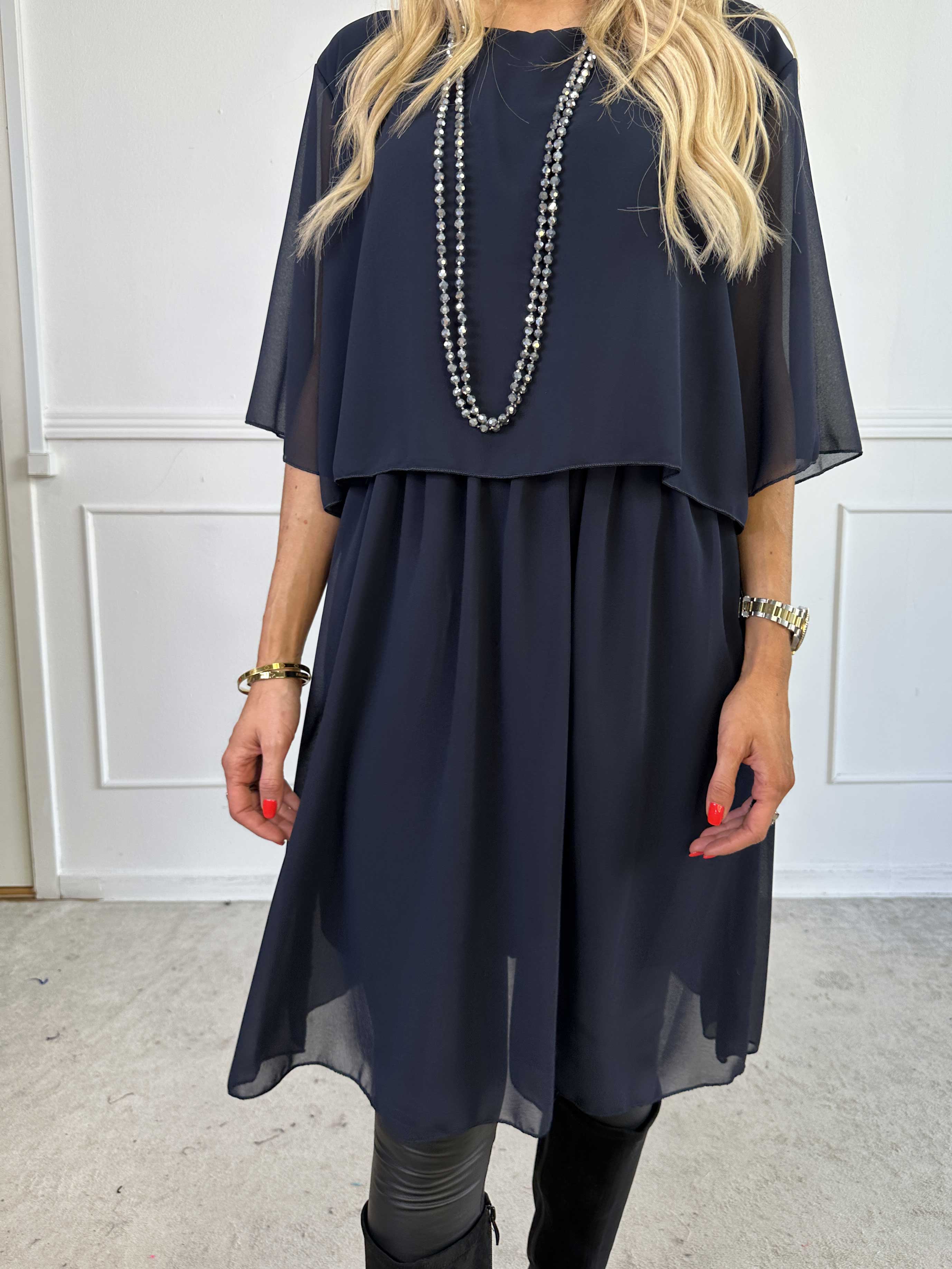 Kristina Plain - Söt plain klänning i chiffong med volanglager