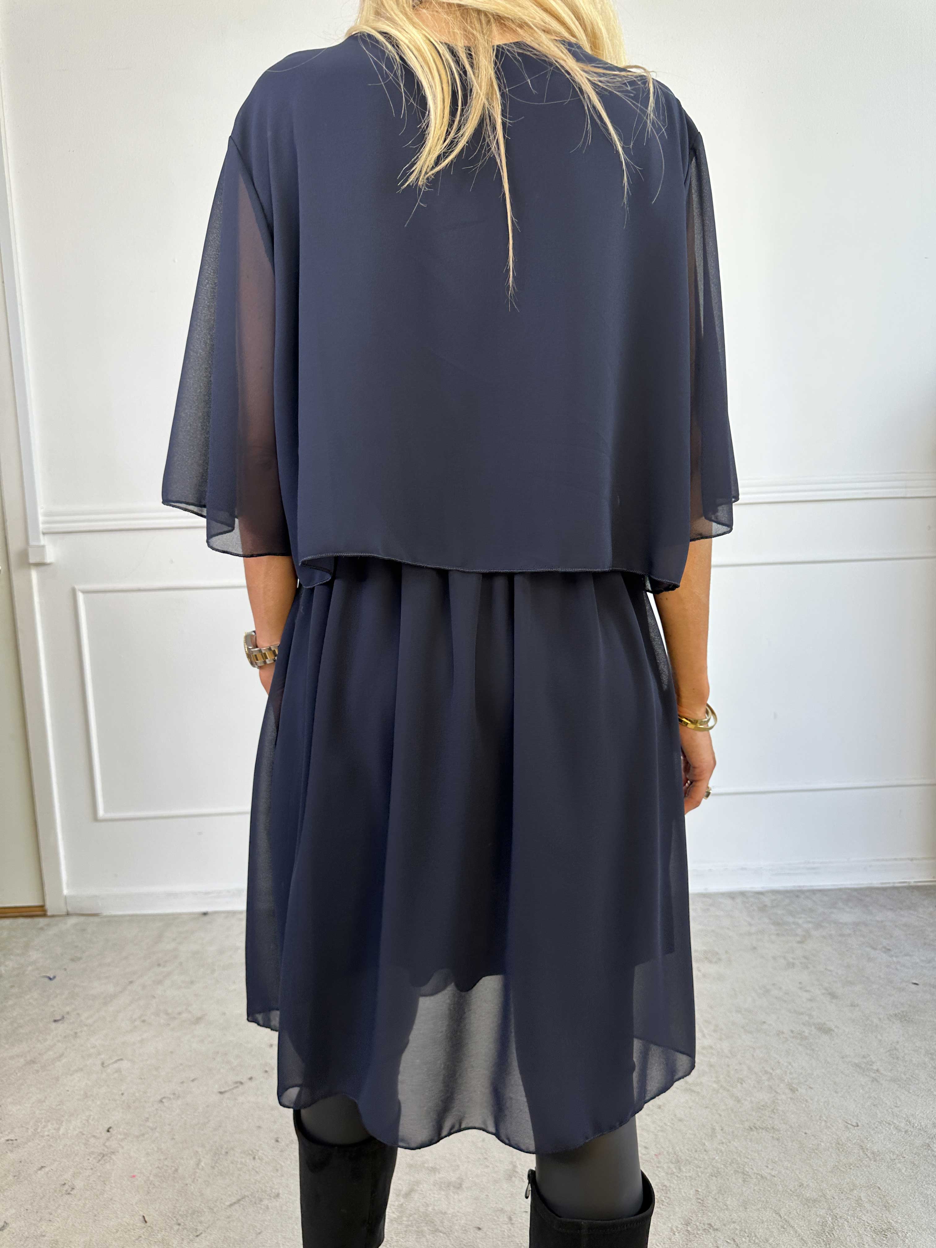 Kristina Plain - Söt plain klänning i chiffong med volanglager