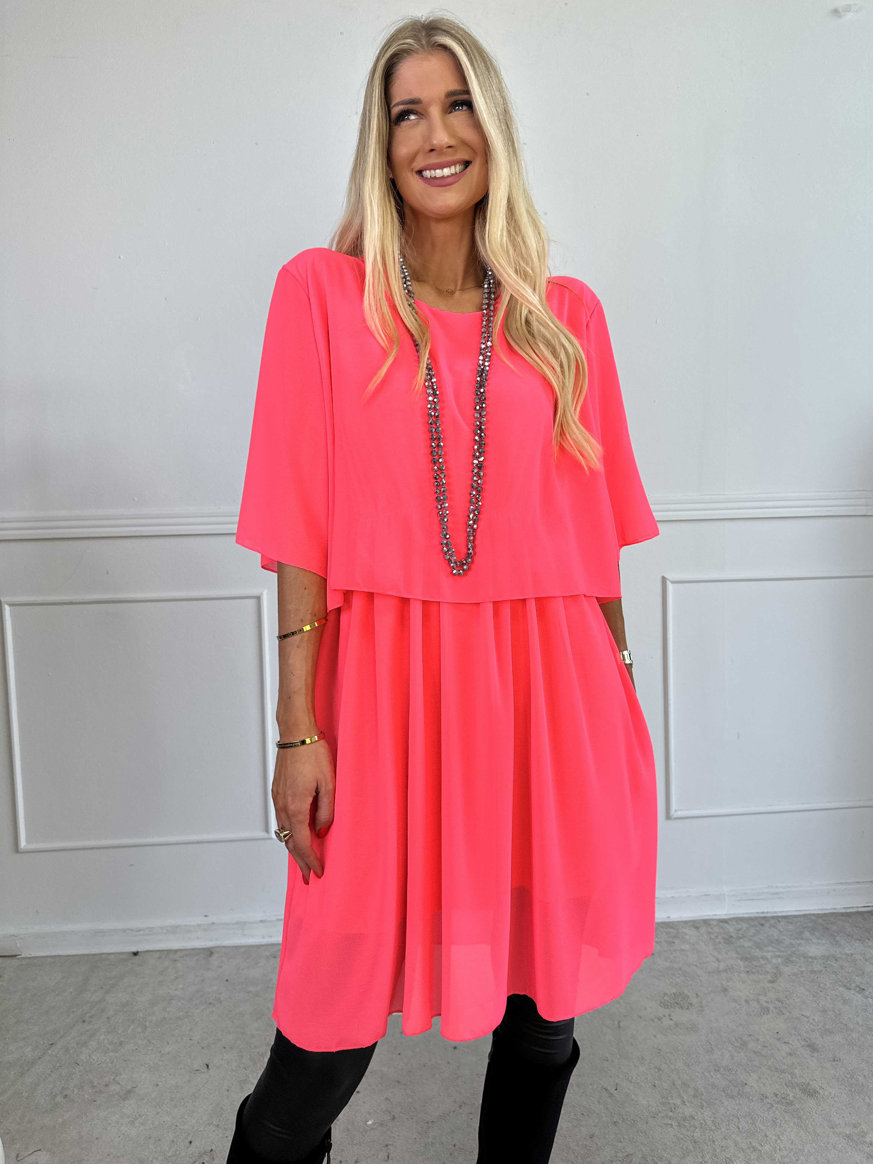 Kristina Plain - Söt plain klänning i chiffong med volanglager