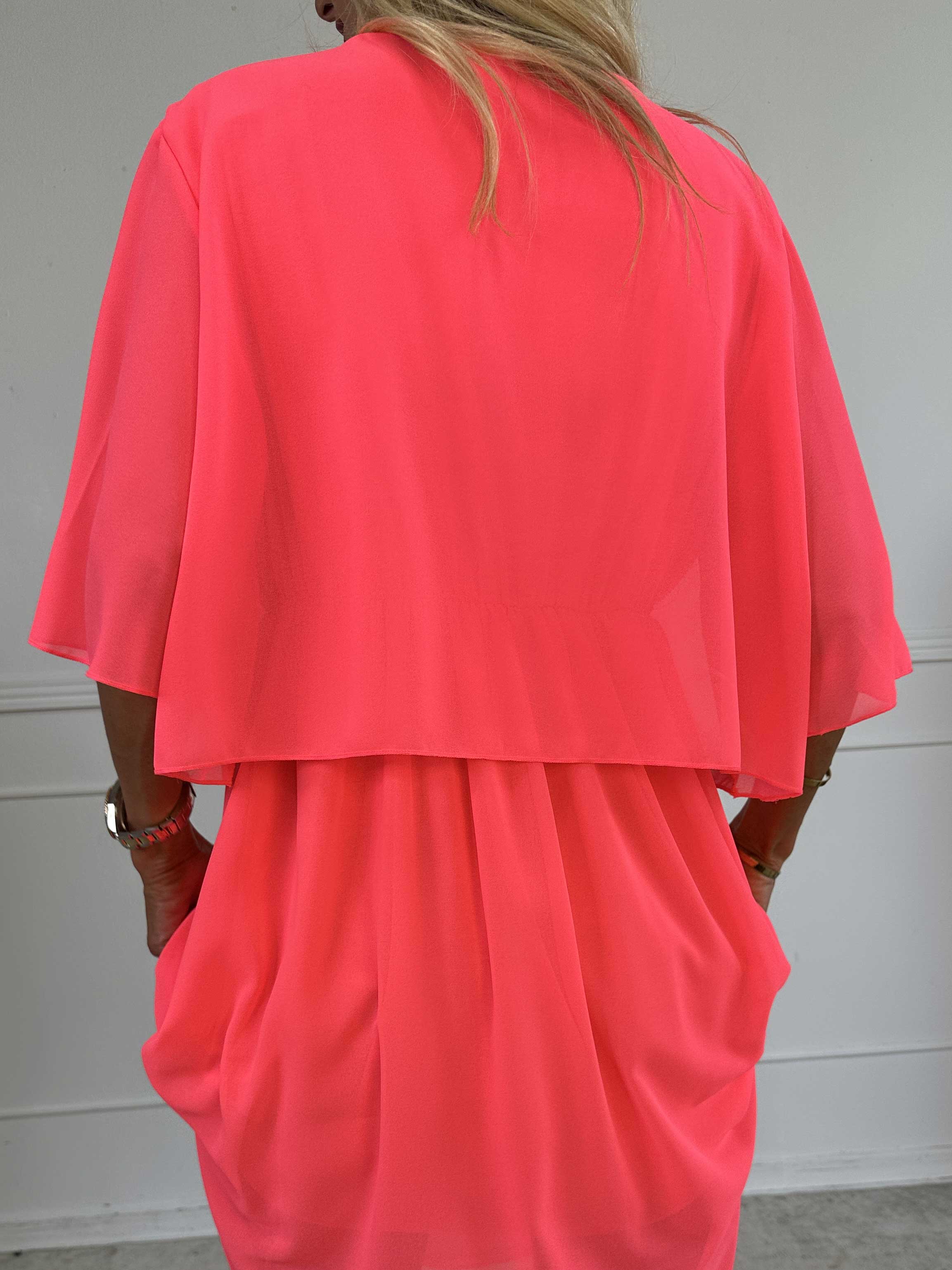 Kristina Plain - Söt plain klänning i chiffong med volanglager