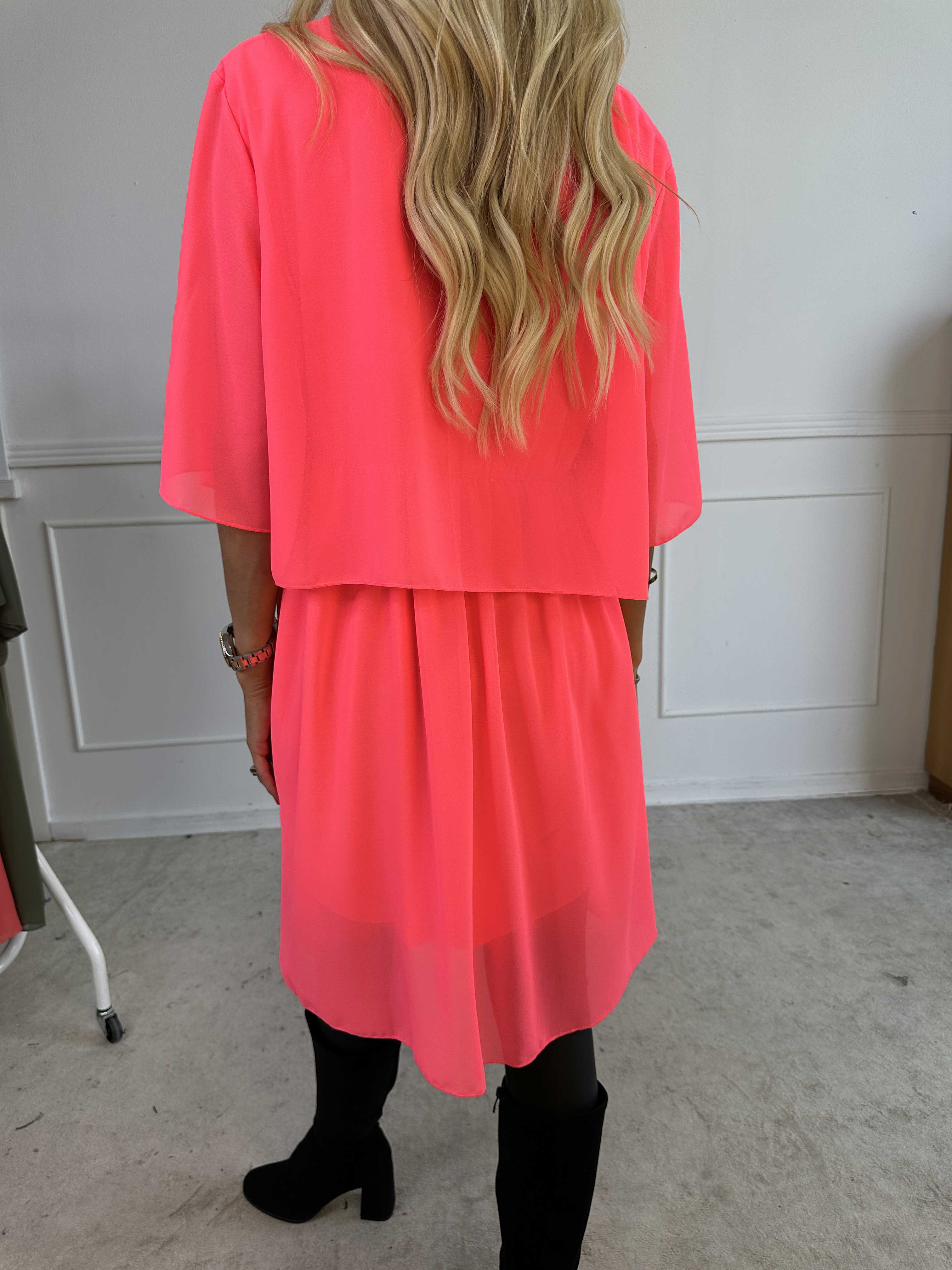 Kristina Plain - Söt plain klänning i chiffong med volanglager