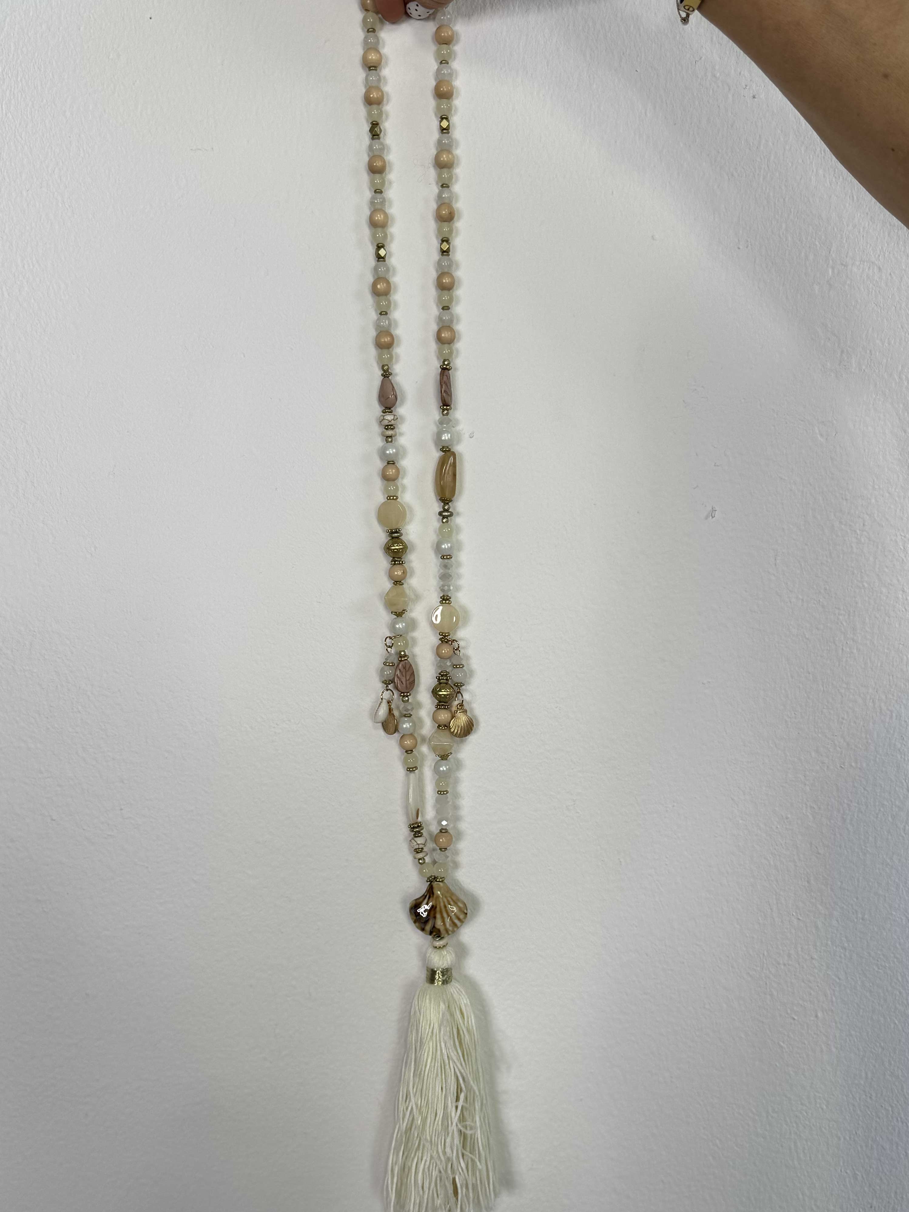 Laike - Pärlhalsband med snäckhänge