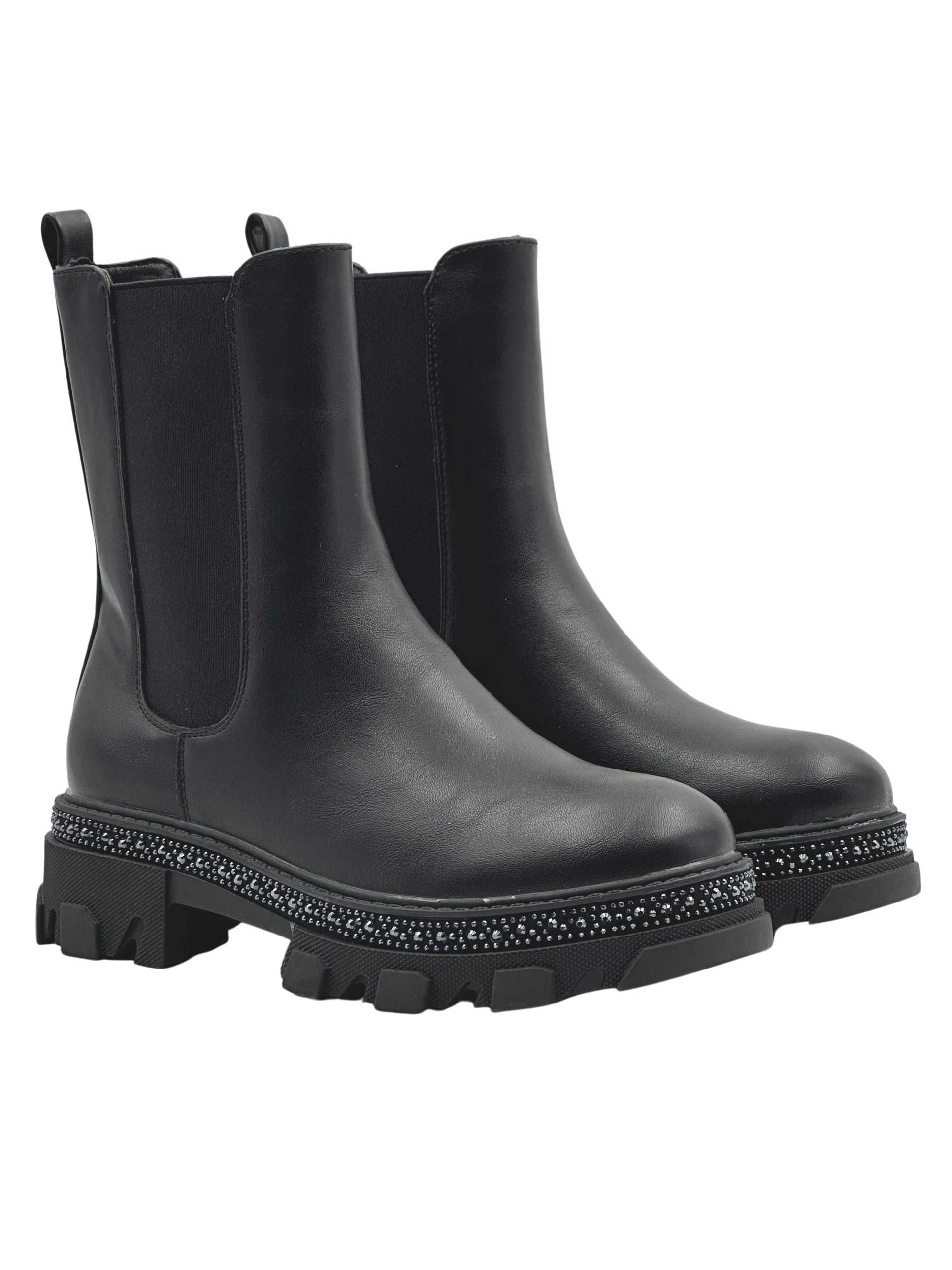 Laila - Coola stövlar utsmyckade med svarta lister