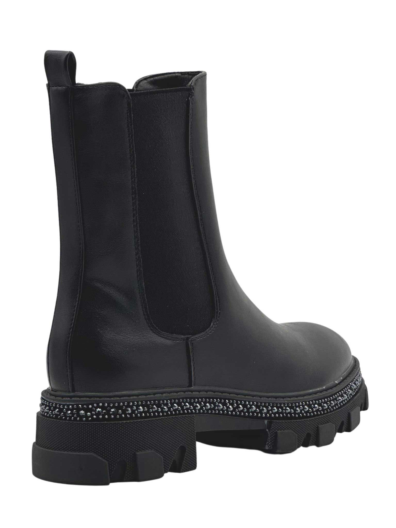 Laila - Coola stövlar utsmyckade med svarta lister