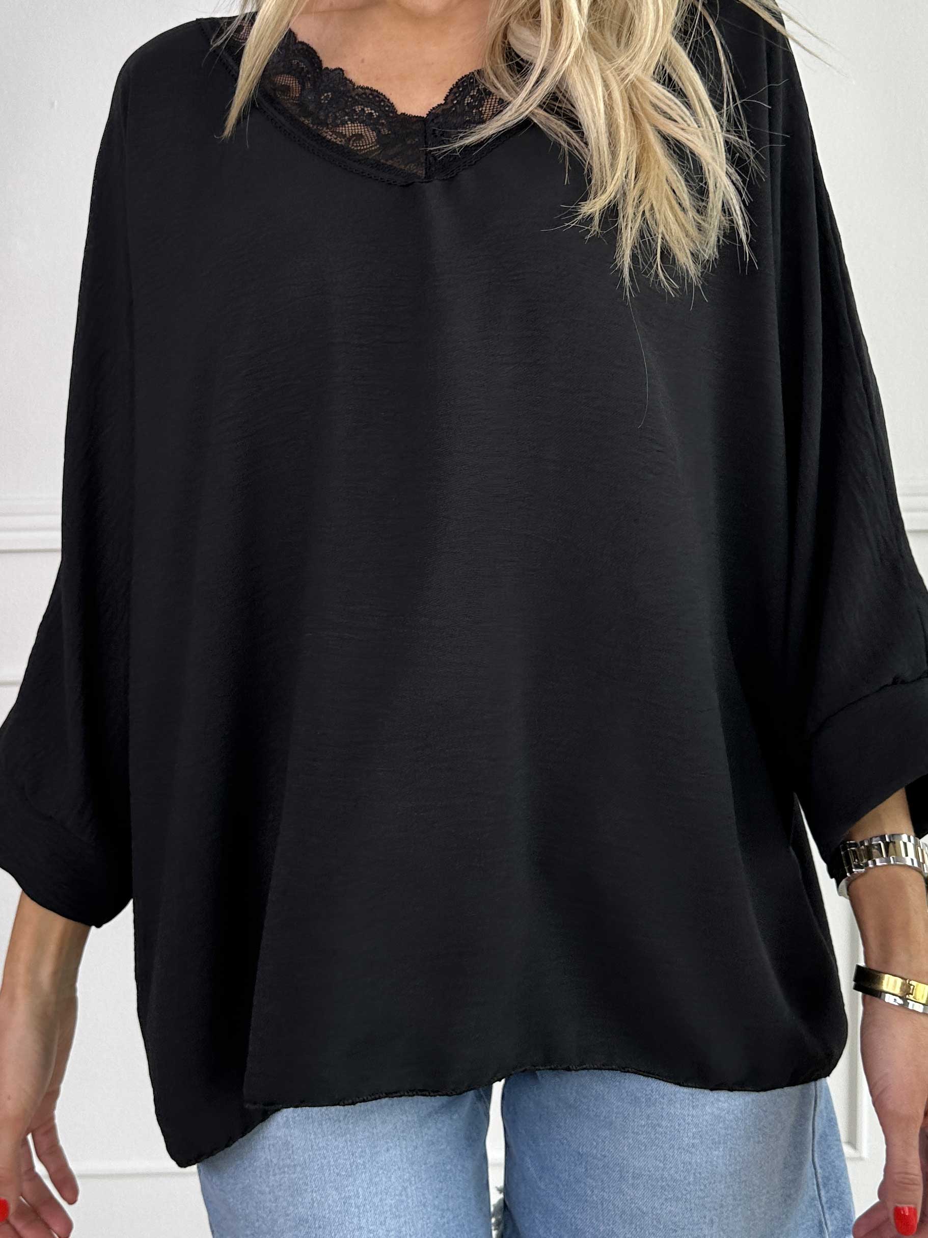Leonora - Söt tunika med fladdermusärmar och spets