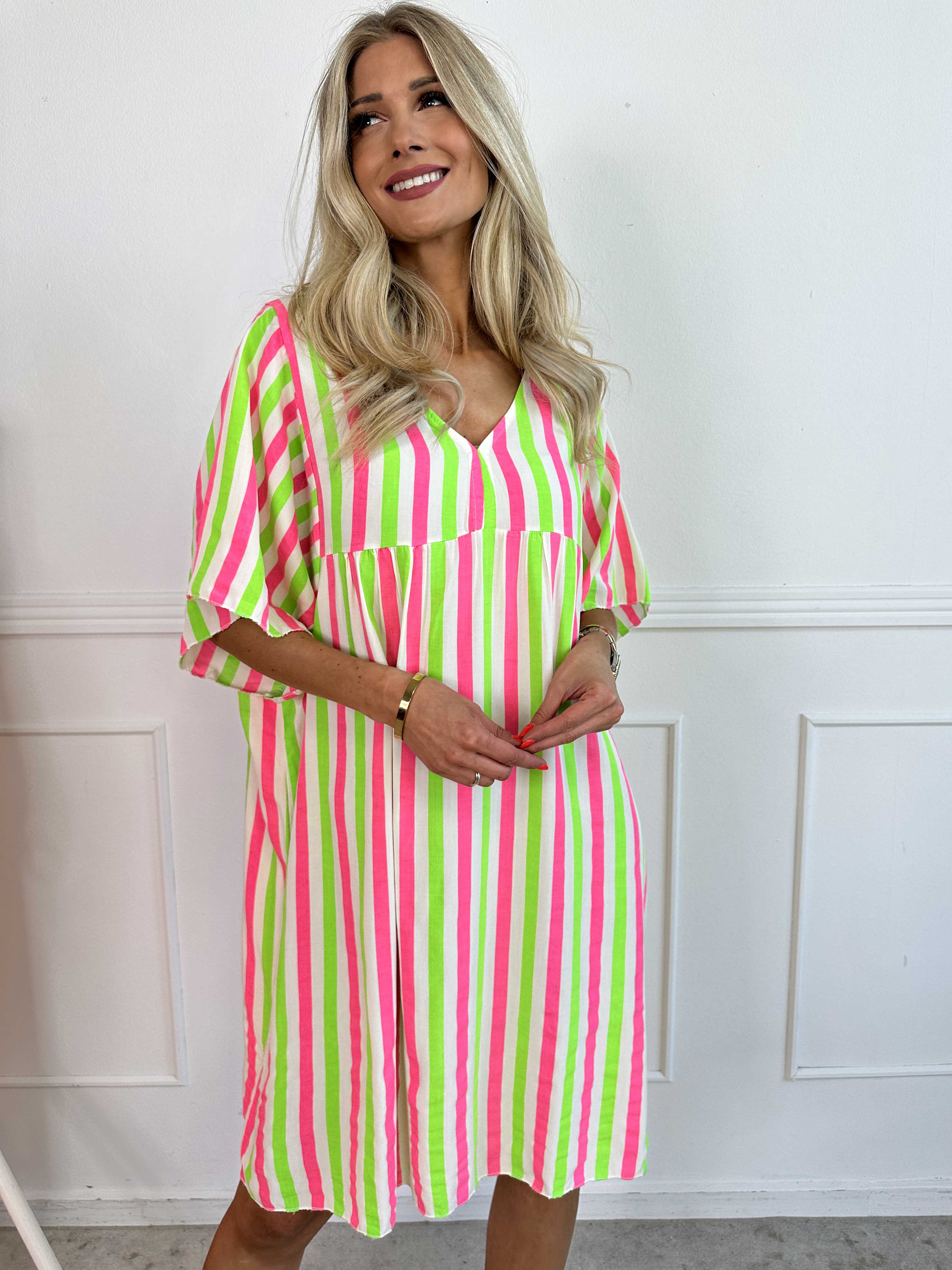 Leto - Söt viskosklänning med färgade ränder