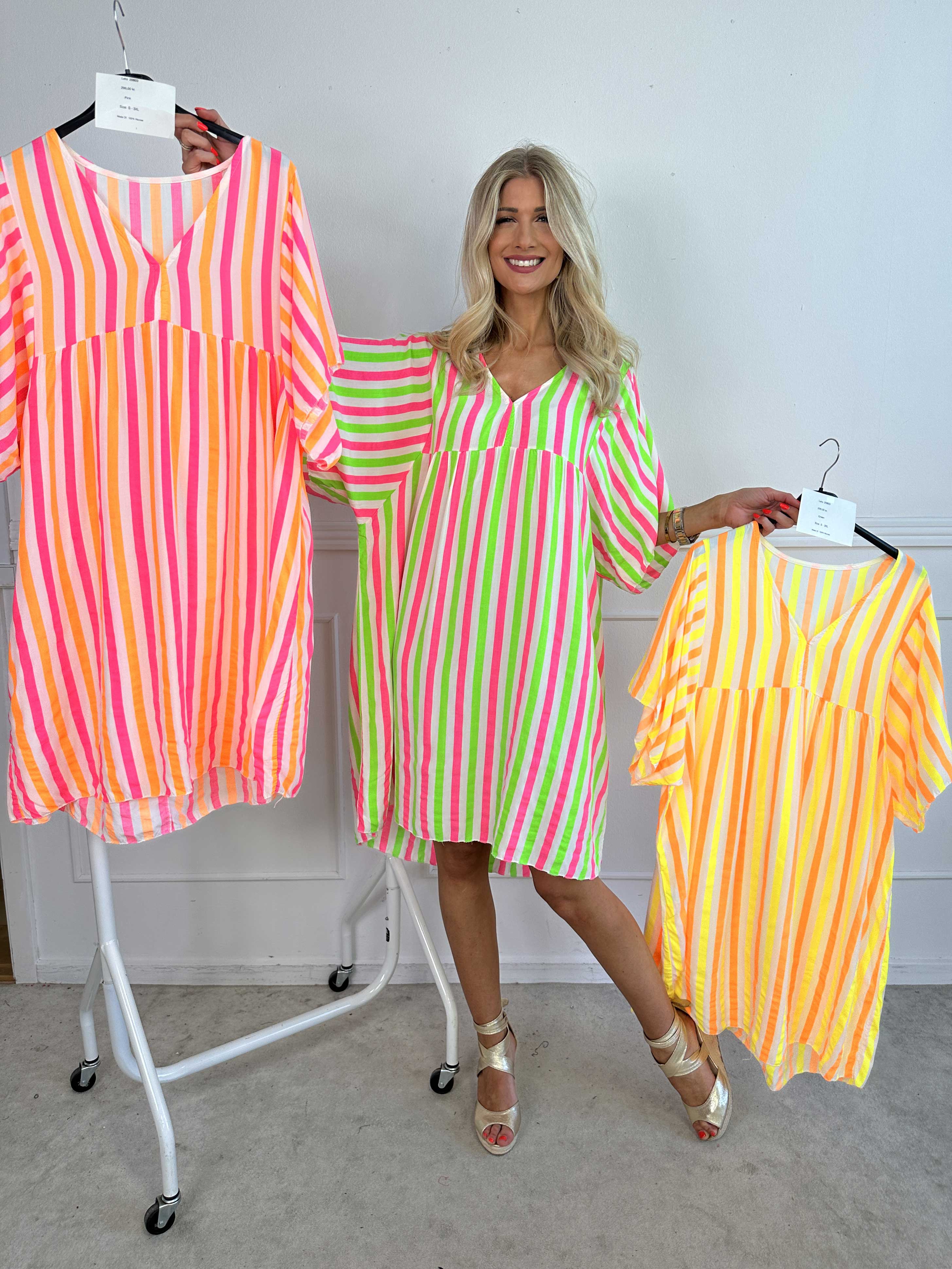 Leto - Söt viskosklänning med färgade ränder