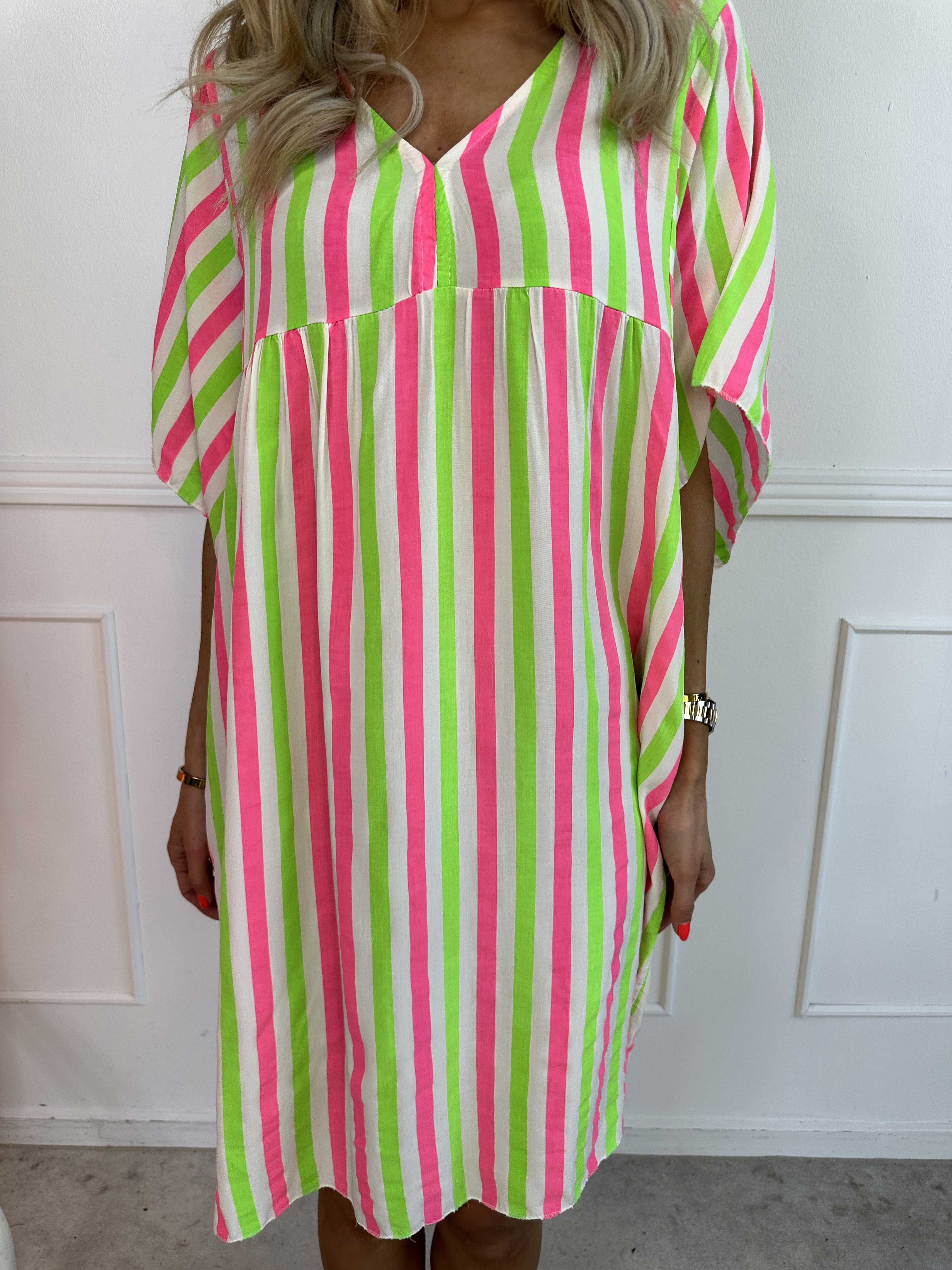 Leto - Söt viskosklänning med färgade ränder