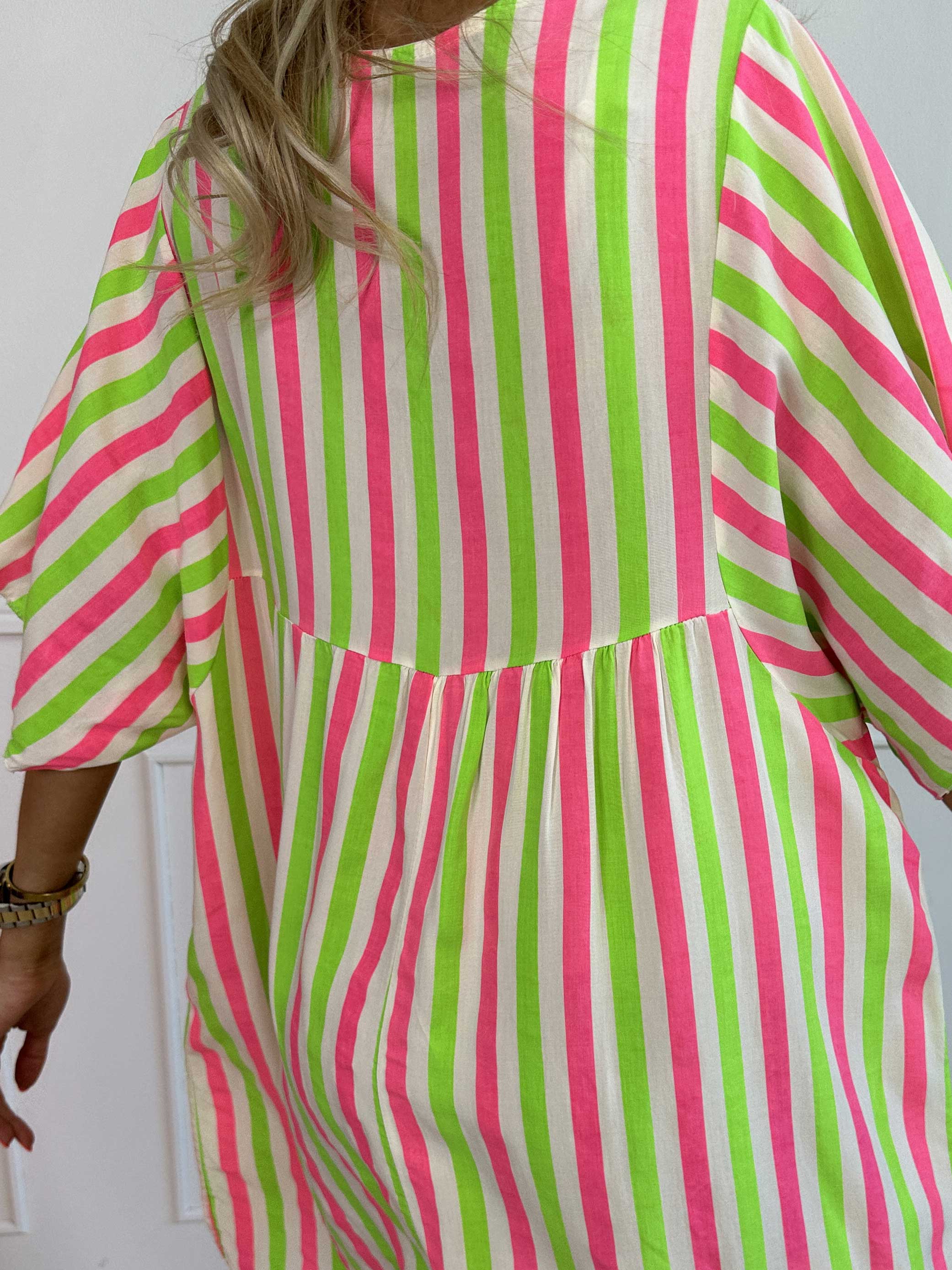 Leto - Söt viskosklänning med färgade ränder