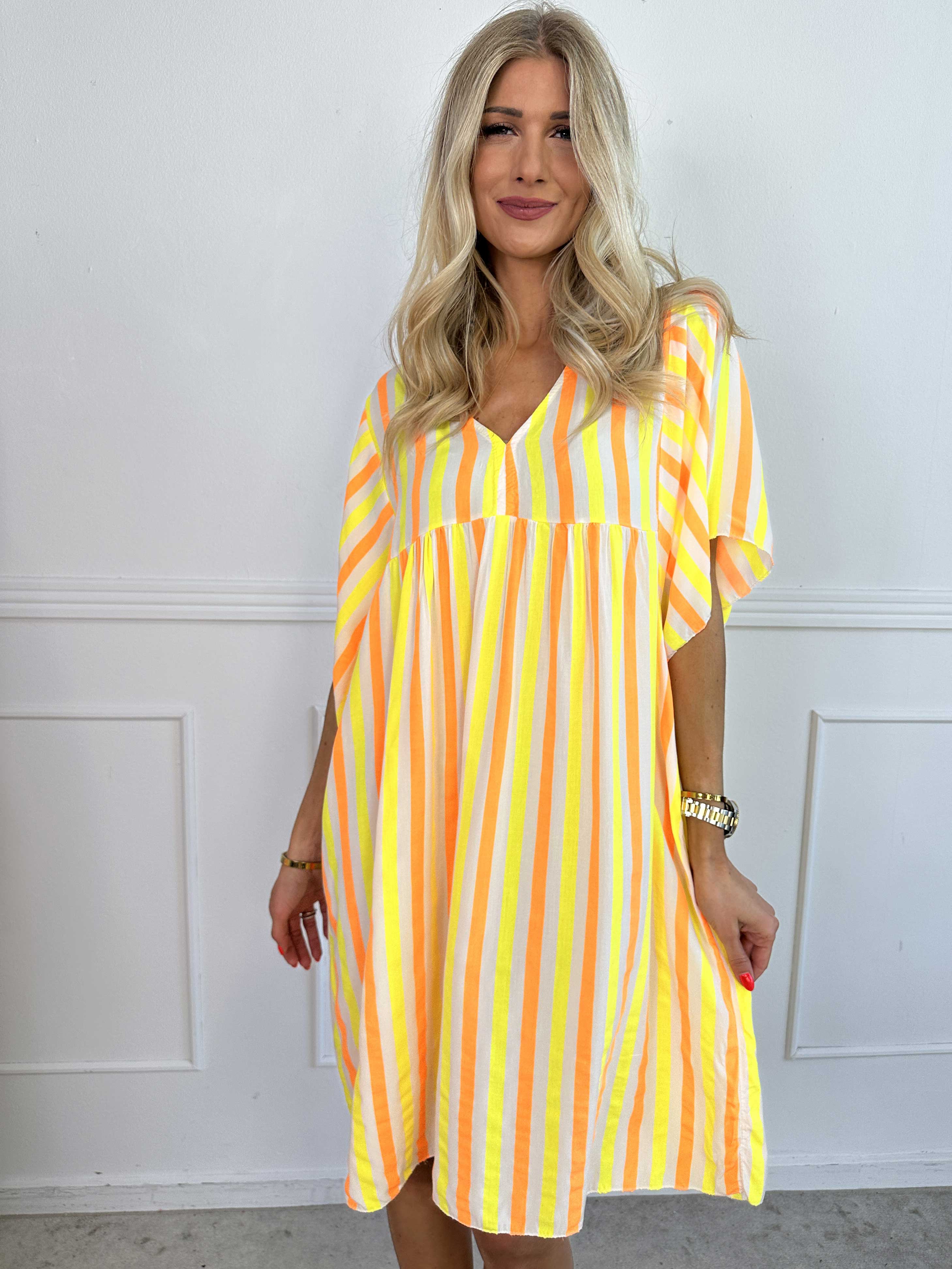 Leto - Söt viskosklänning med färgade ränder