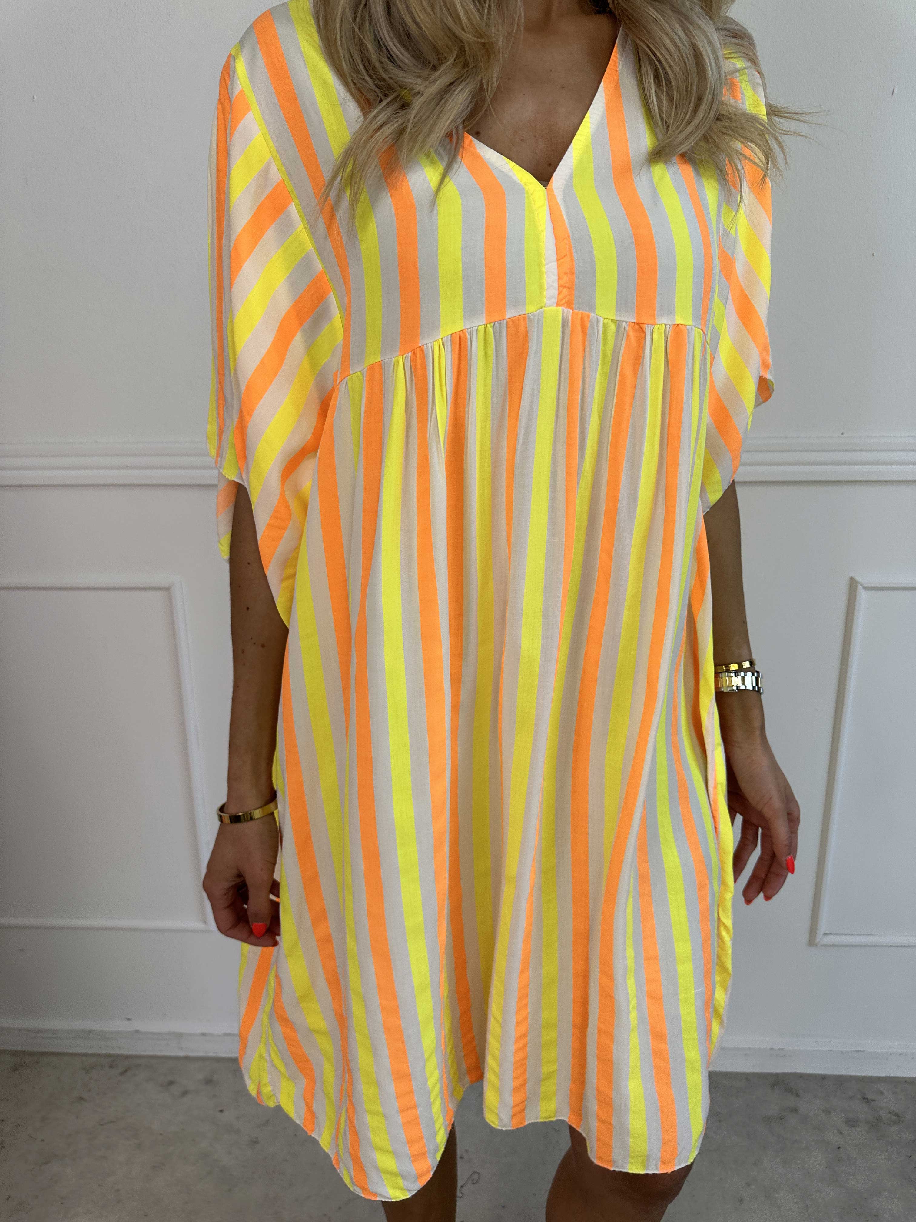 Leto - Söt viskosklänning med färgade ränder