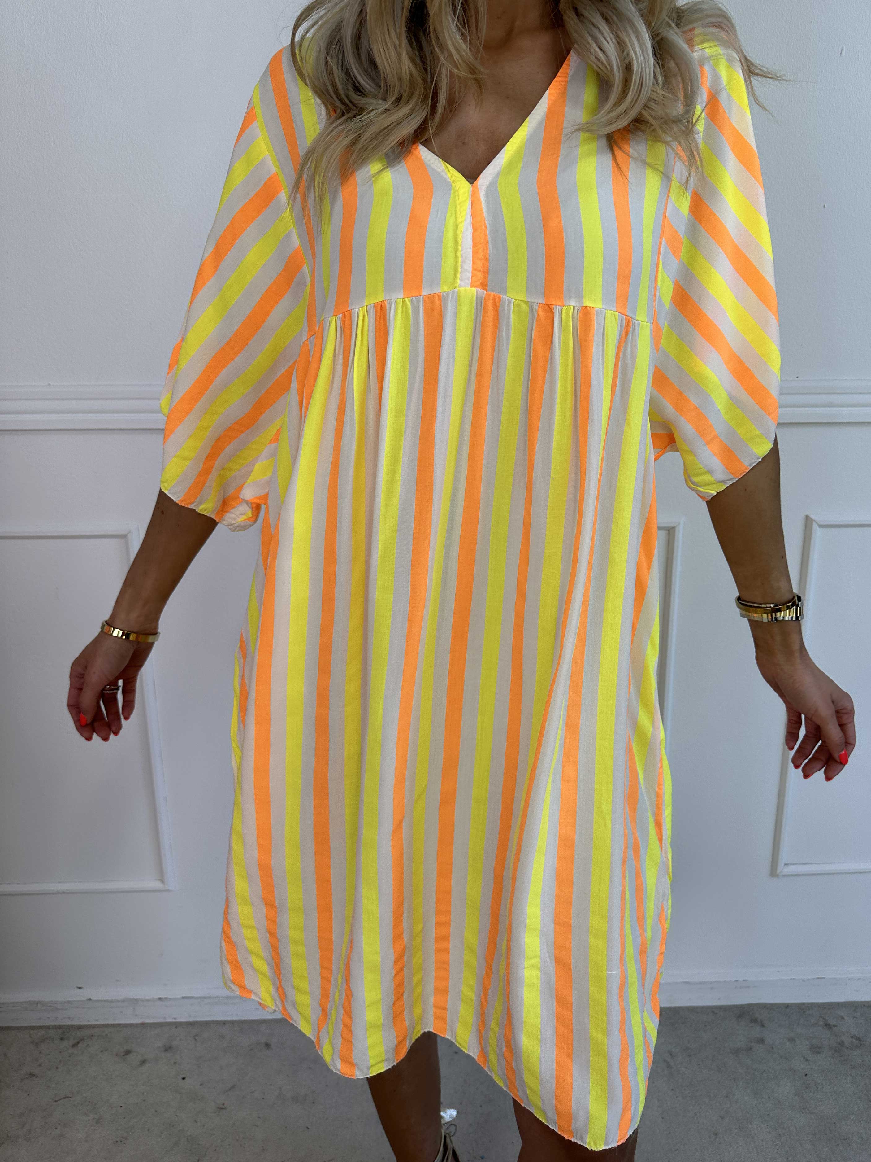 Leto - Söt viskosklänning med färgade ränder